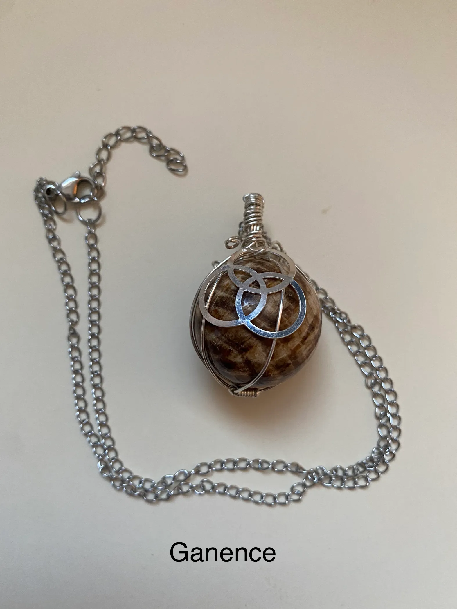 Collier en acier inoxydable et pierre naturelle d’aragonite, aragonite