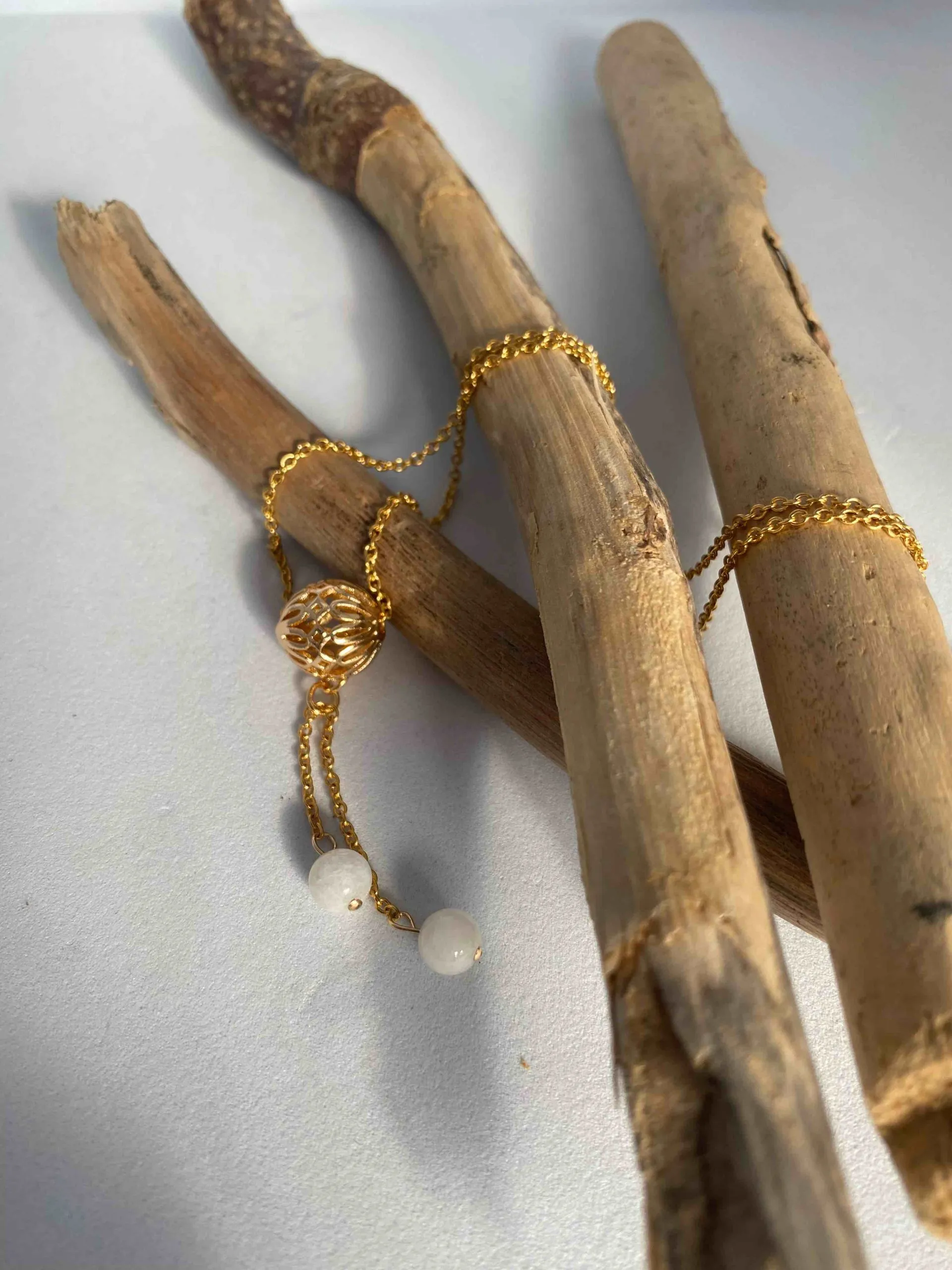 Collier en gold filled composé d’une perle et de pierres de lune, pierre de lune