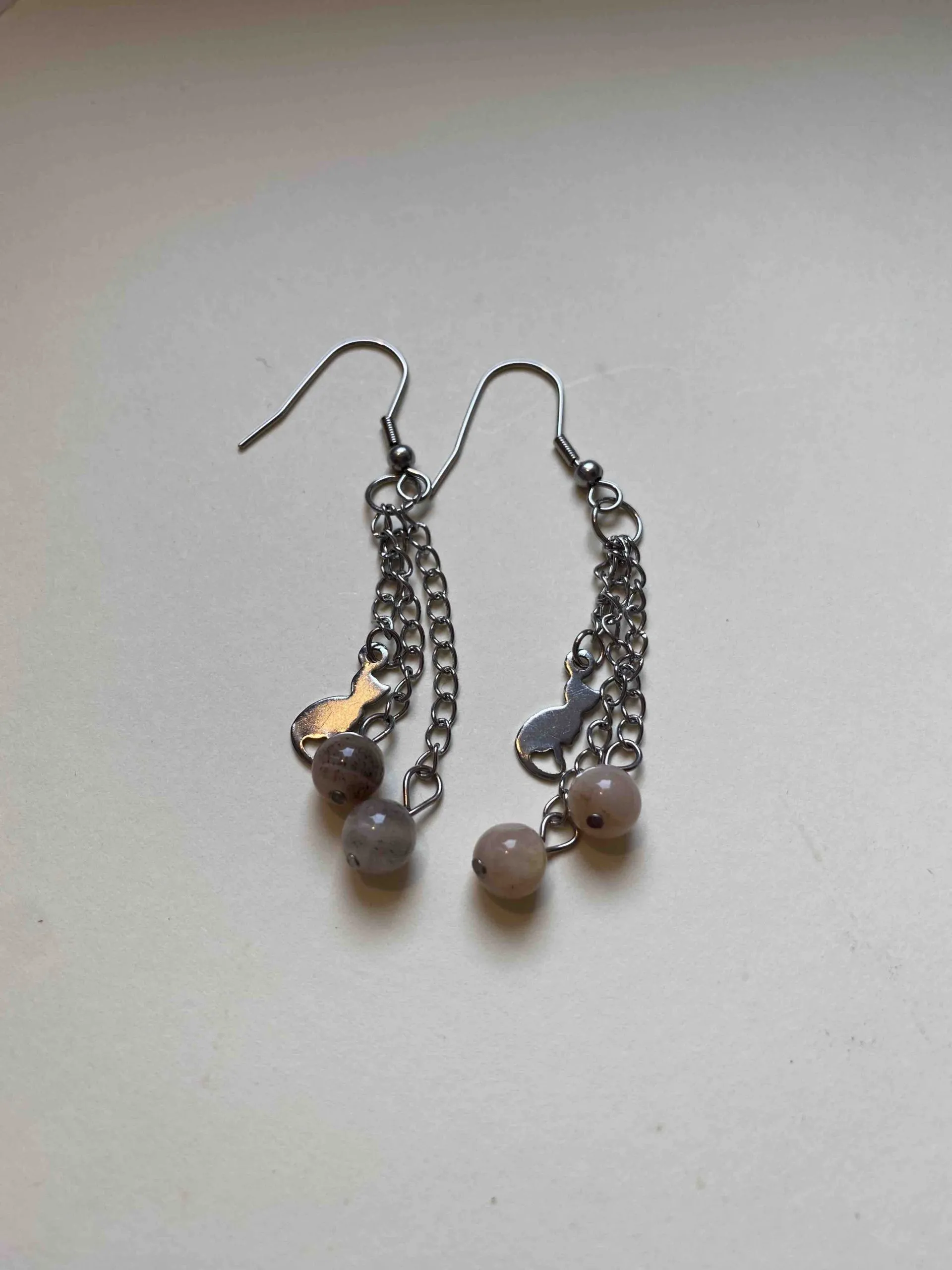 Boucles d’oreilles en acier inoxydables avec une breloque chat et des pierres de soleil, pierre de soleil