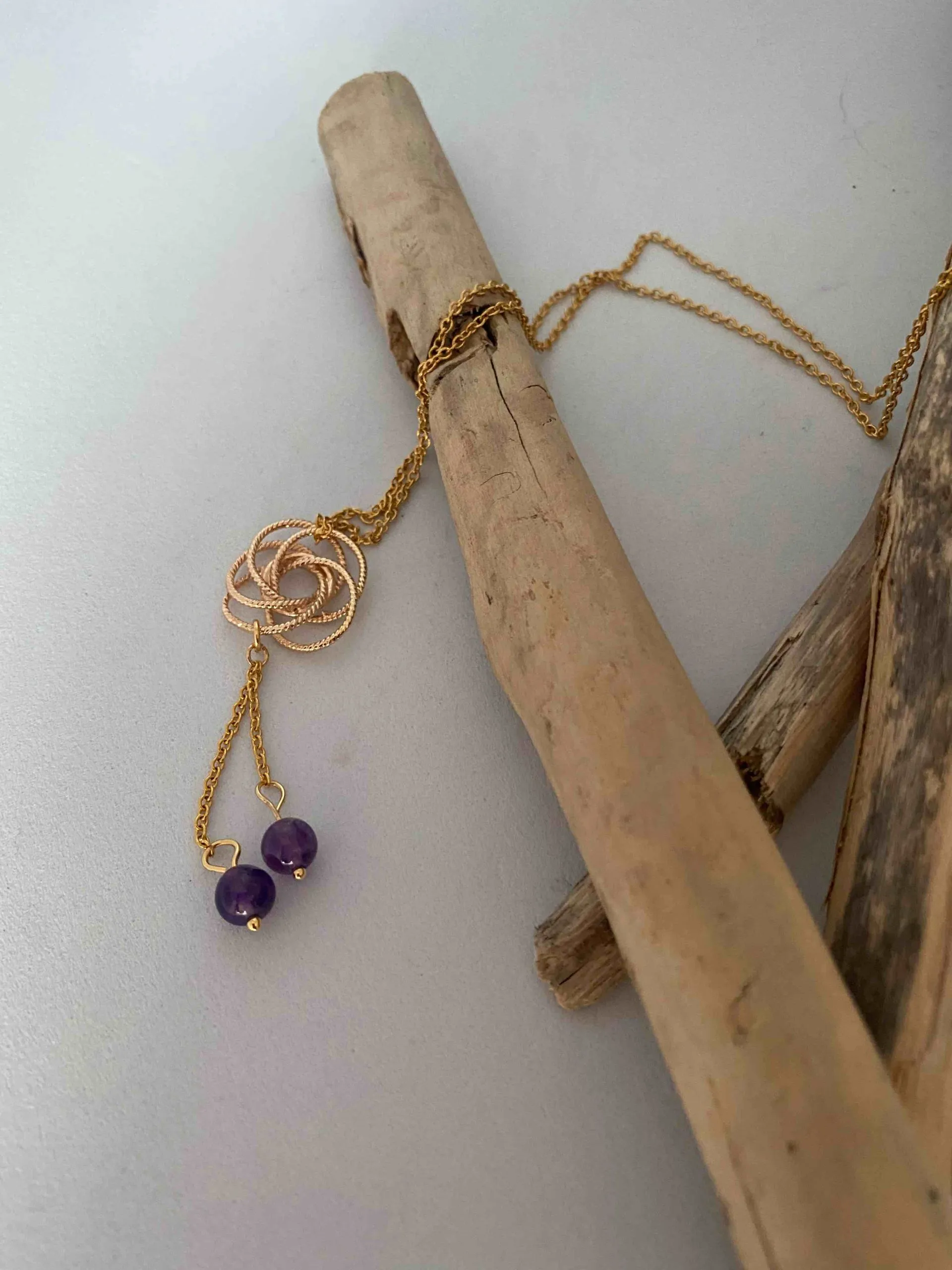 Collier en Gold Filled composéd’une breloque fleur et de pierres naturelles d’améthyste, améthyste