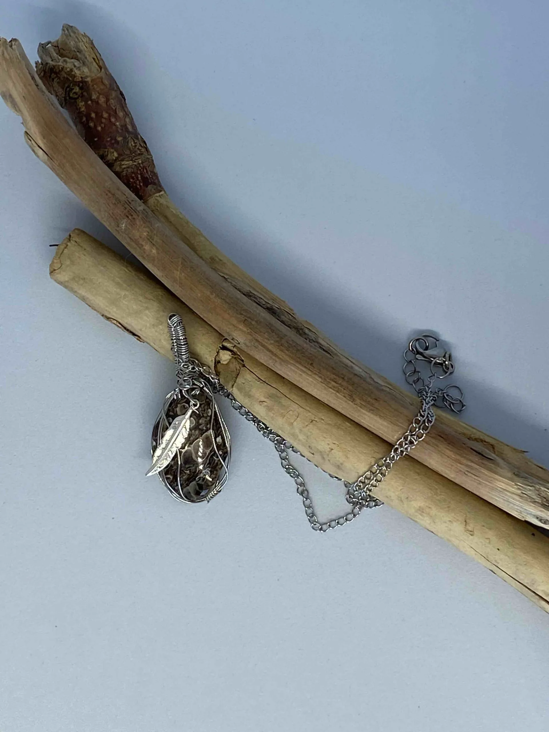 Collier en acier inoxydable, breloque feuille et pierre naturelle d’agate turitelle, agate