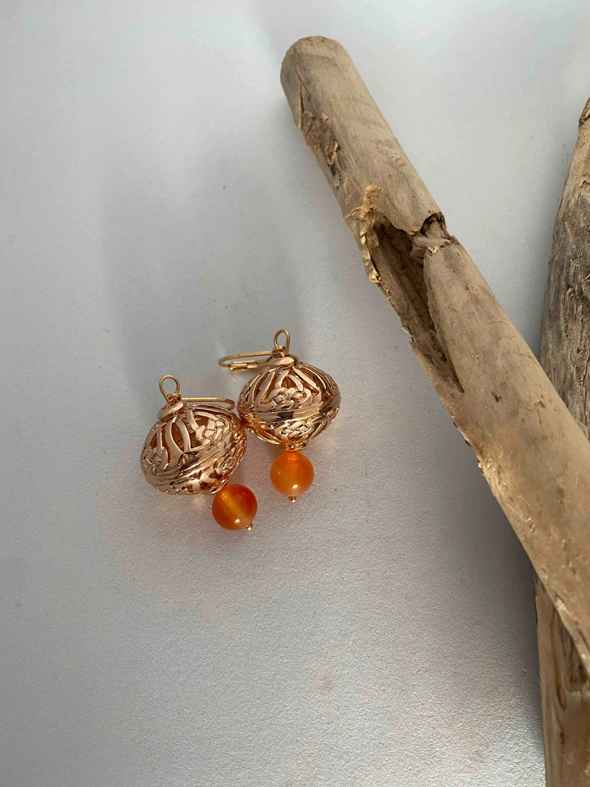 Boucles d’oreilles en gold filled composées d’une perle et d’une pierre de cornaline, cornaline