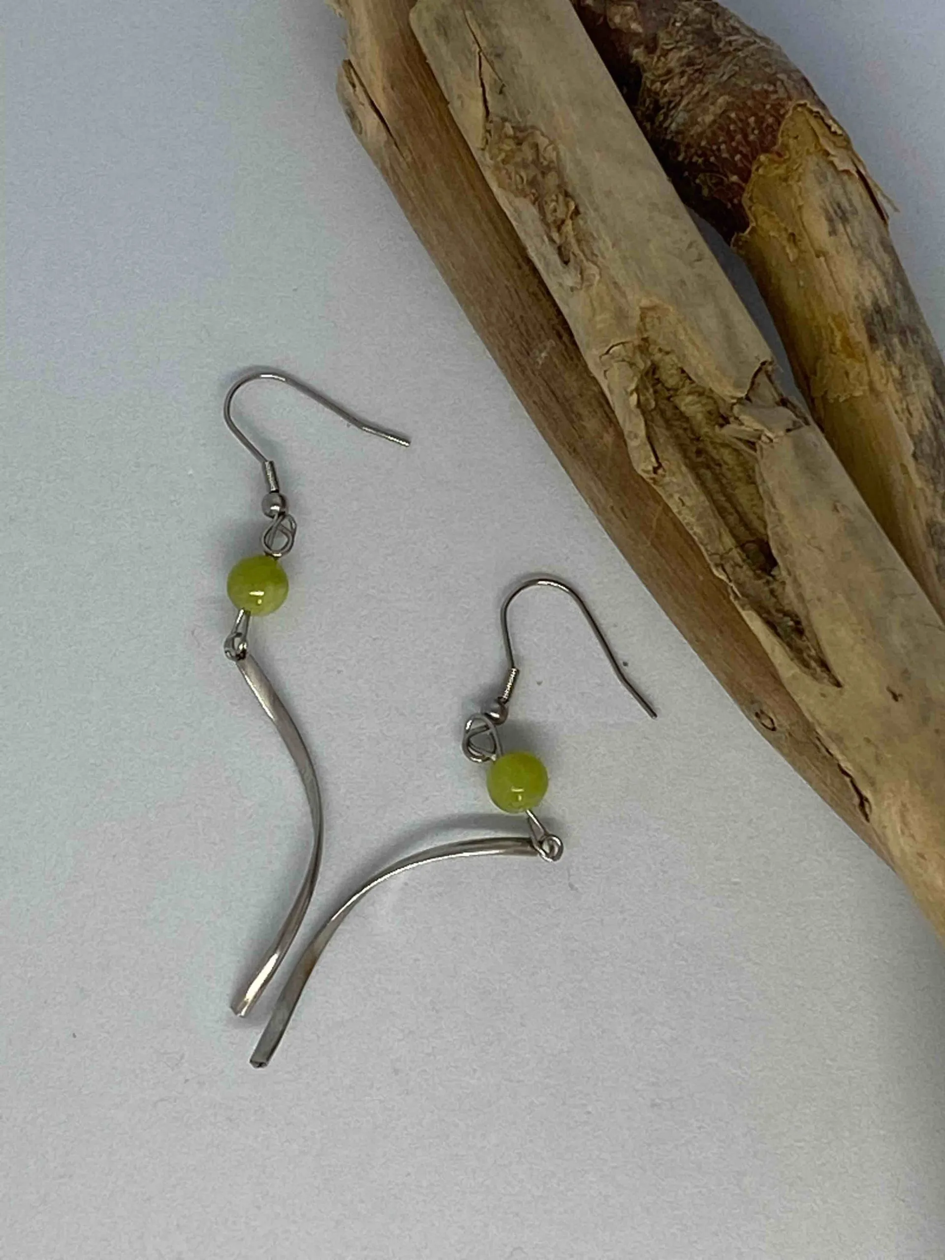 Boucles d’oreilles en acier inoxydable pierre de péridot et breloque tourbillon, péridot