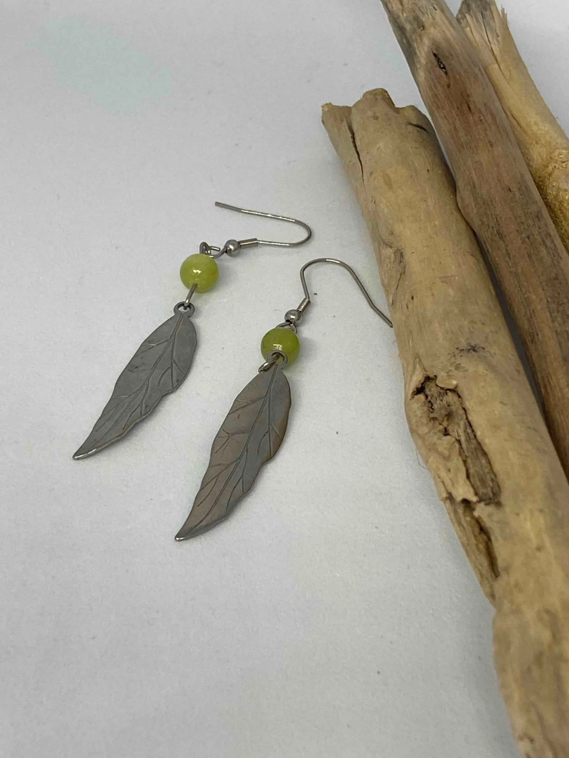 Boucles d’oreilles en acier inoxydable, breloque feuille et pierre de péridot, péridot