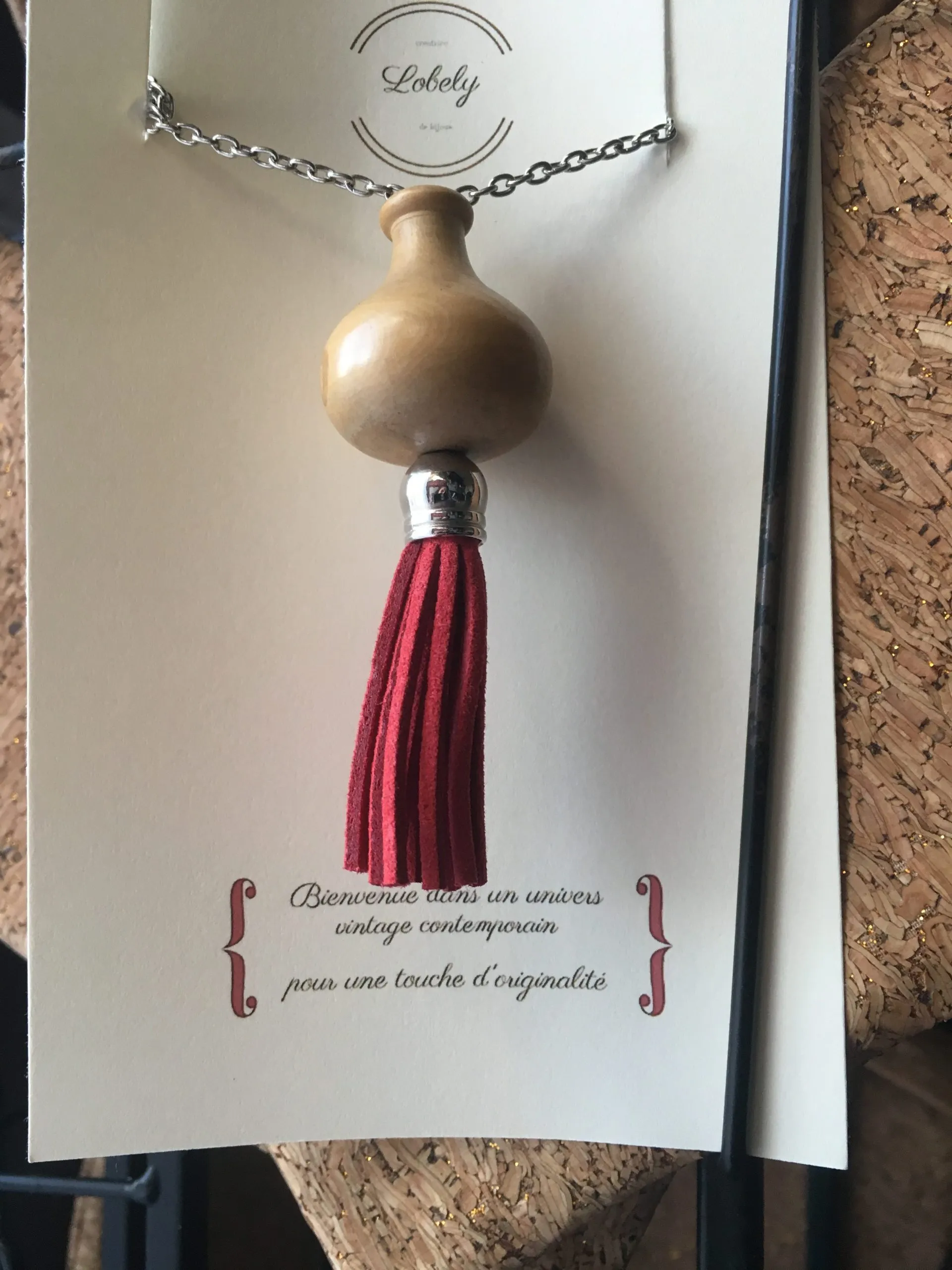 Collier « Boho Vintage et Pompon Rouge », liège