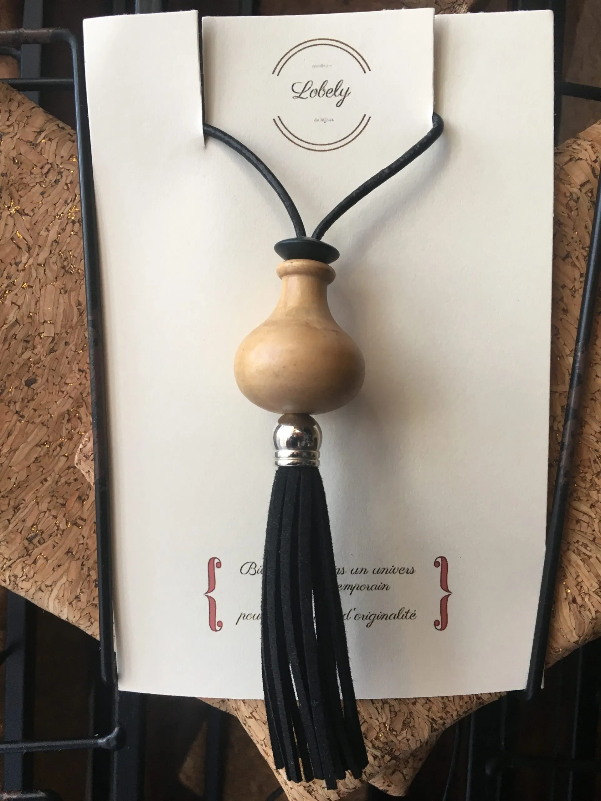 Collier « Boho Perle Vintage et Pompon Noir », liège