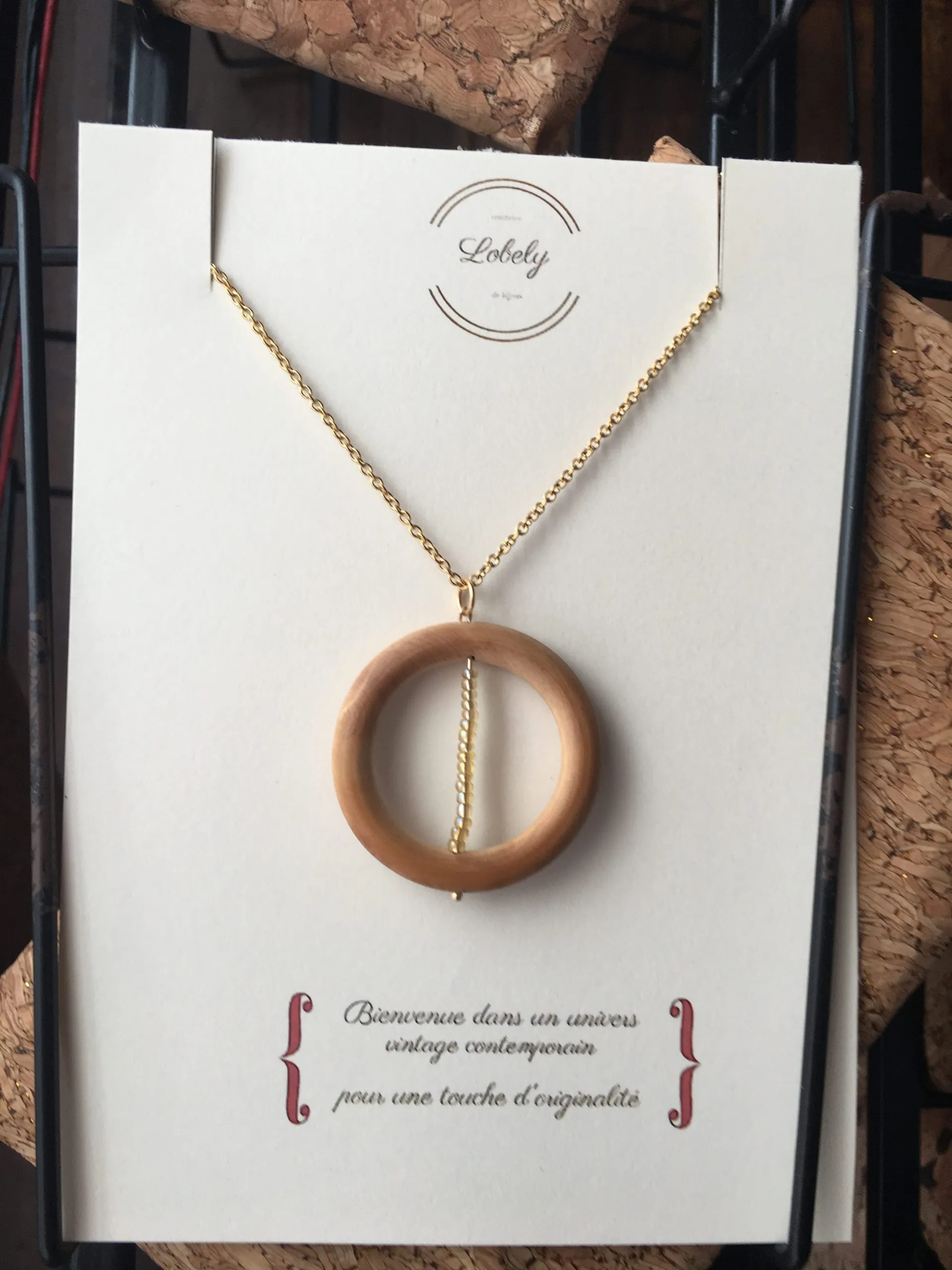 Collier « Cercle En Bois Vintage et Perles Dorées », liège