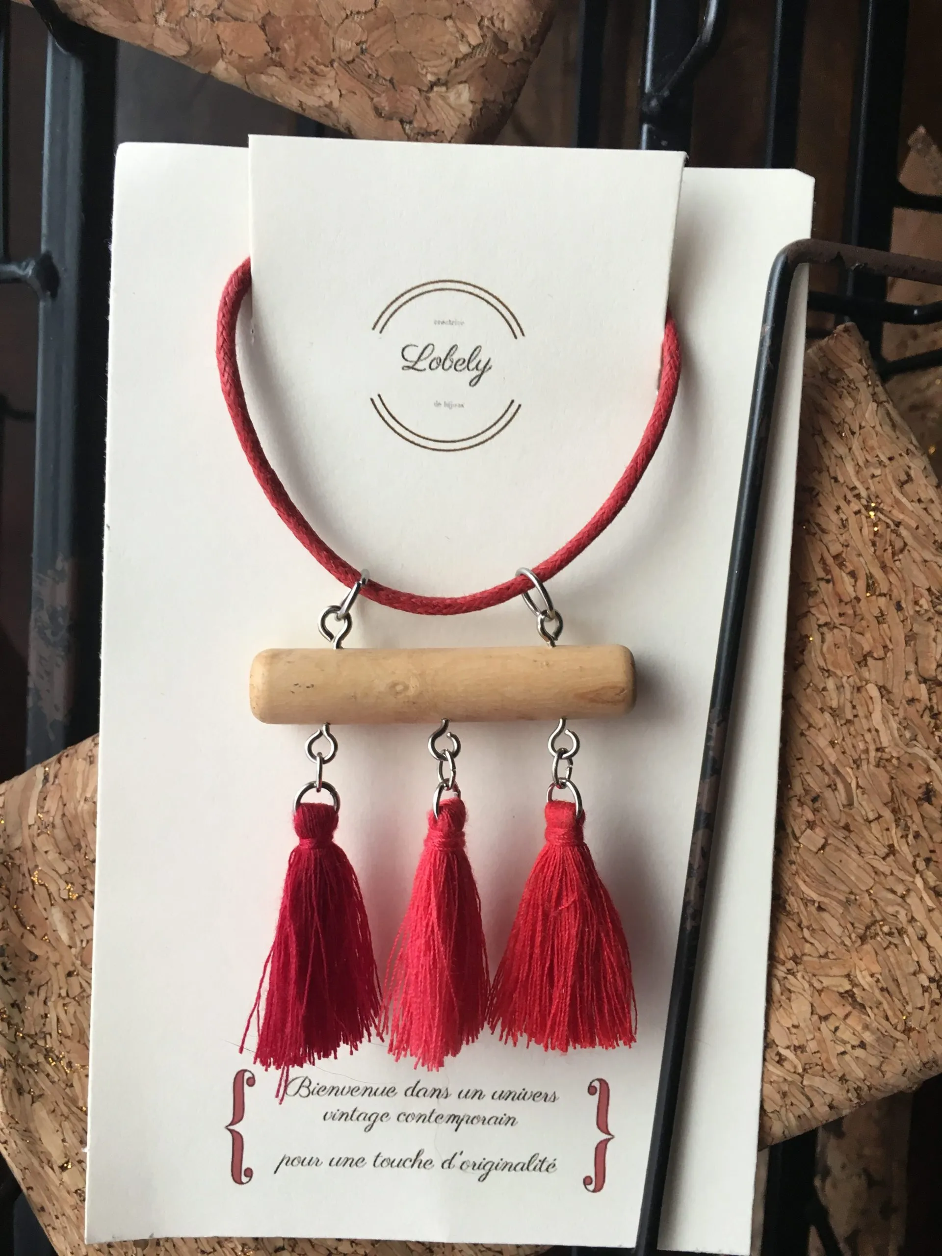 Collier « Boho, Vintage et Pompon Rouge », liège