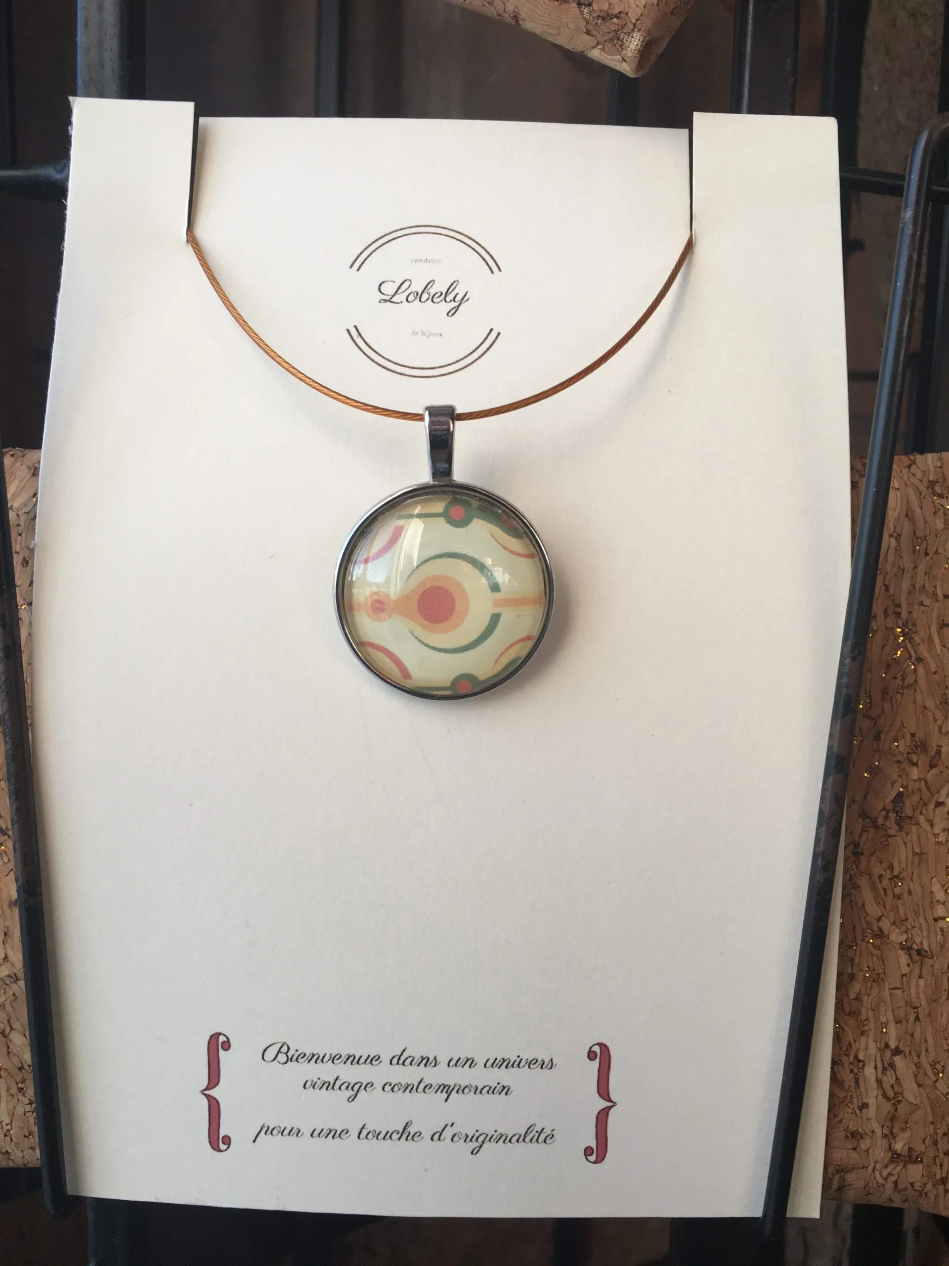 Collier « Cabochon Esprit Années 1970 ton orangé », liège