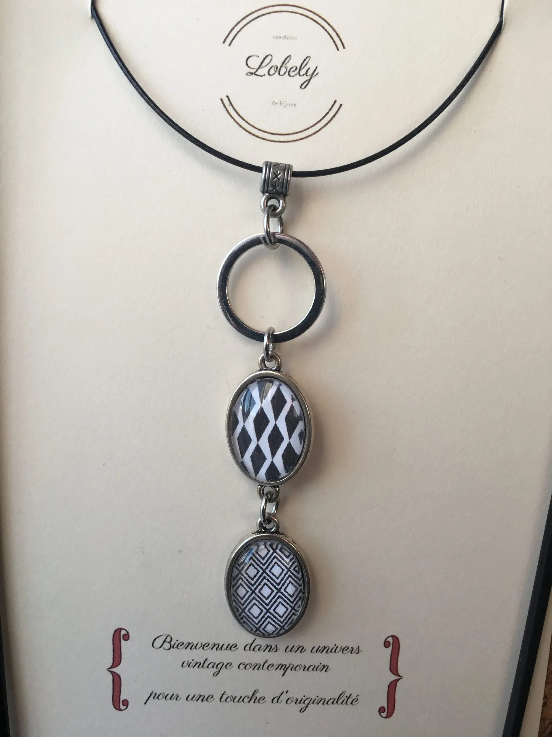 Collier « Cabochon Anneau Argenté Oval Noir et Blanc, liège