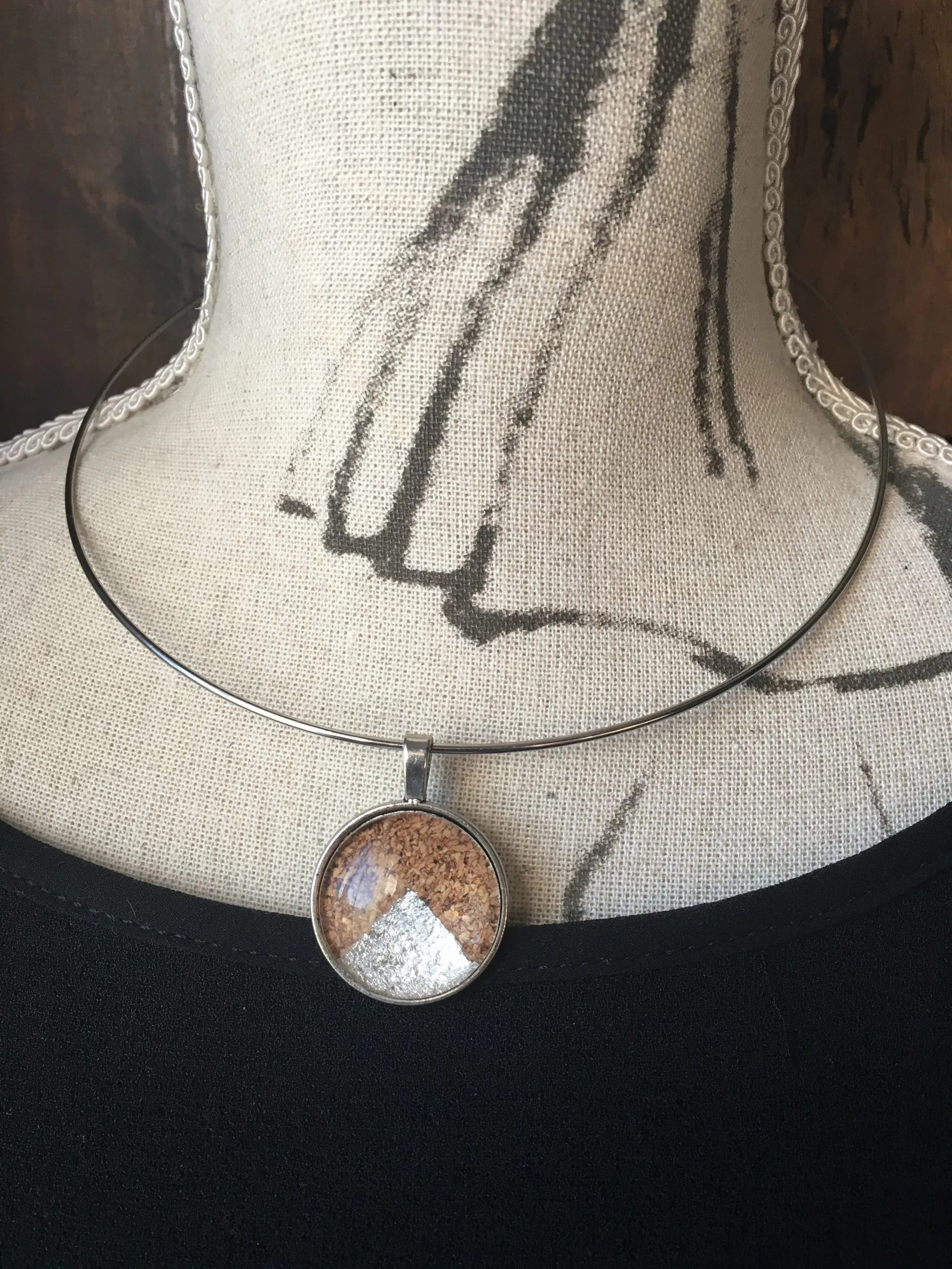 Collier « Cabochon liège et Feuille D’argent », liège — vue 2