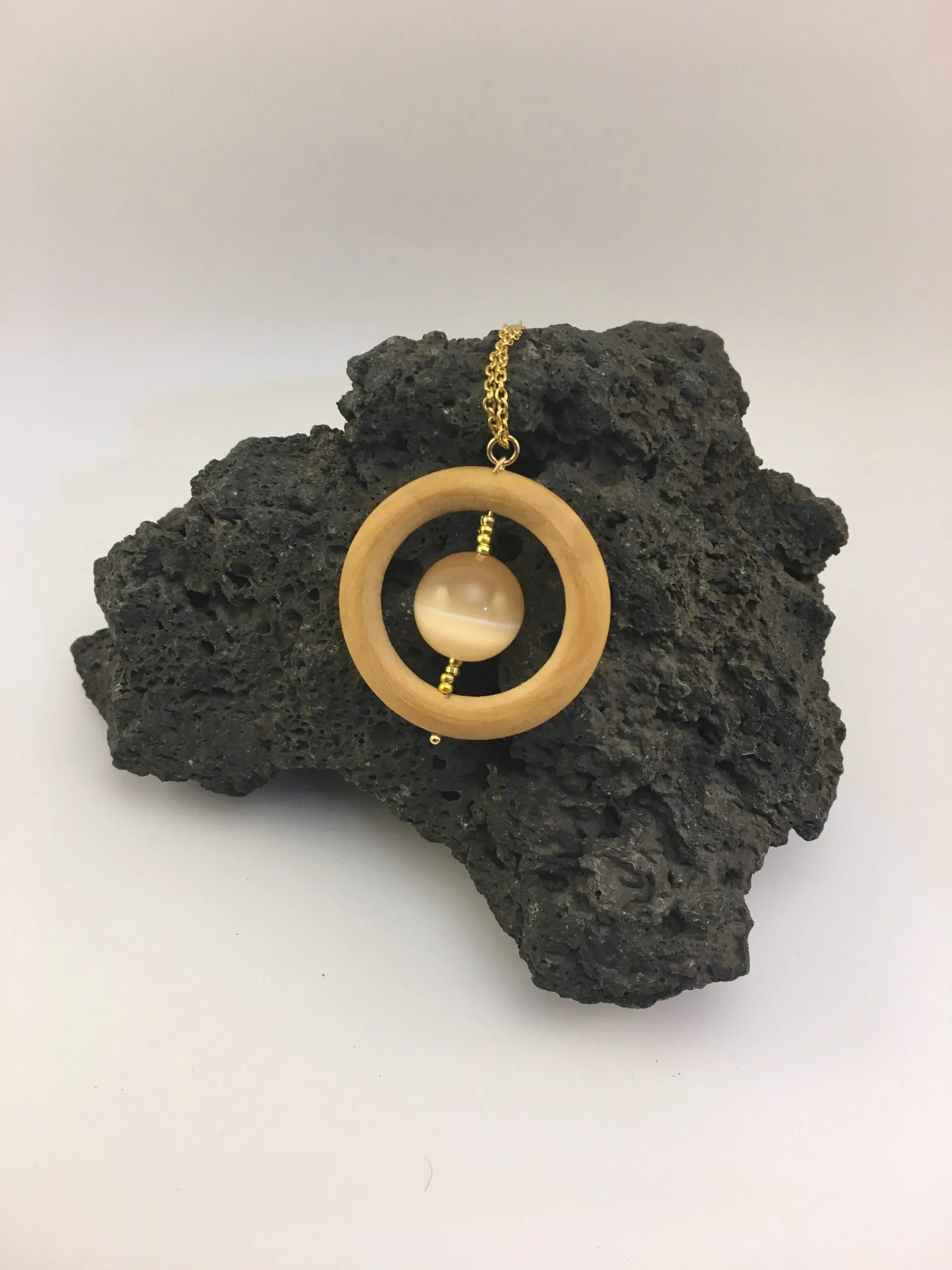 Collier  » Cercle en Bois Vintage et Agate Rose », agate — vue 2