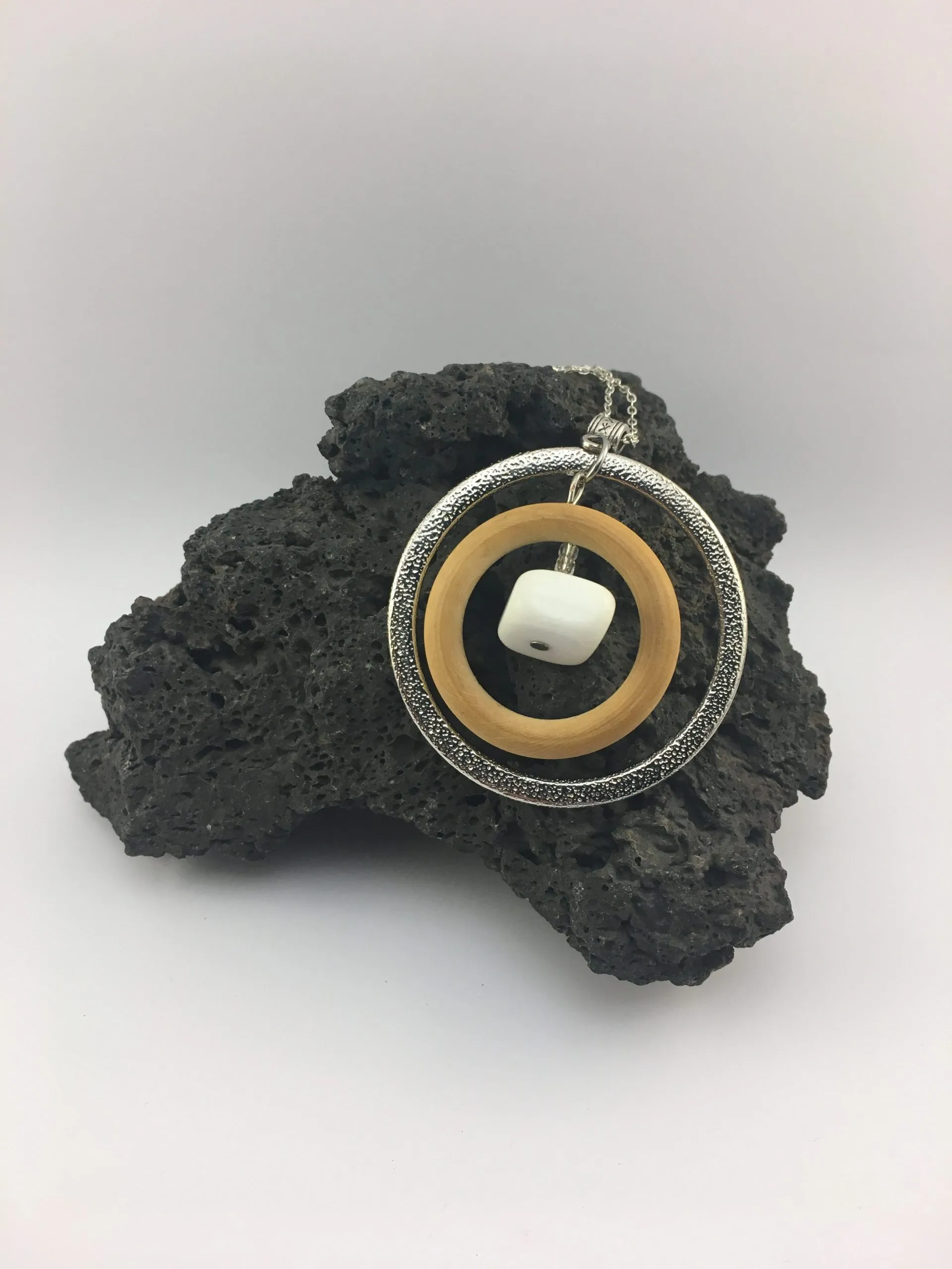 Collier « Cercle Vintage, Anneau Argenté et Perle Cube », liège