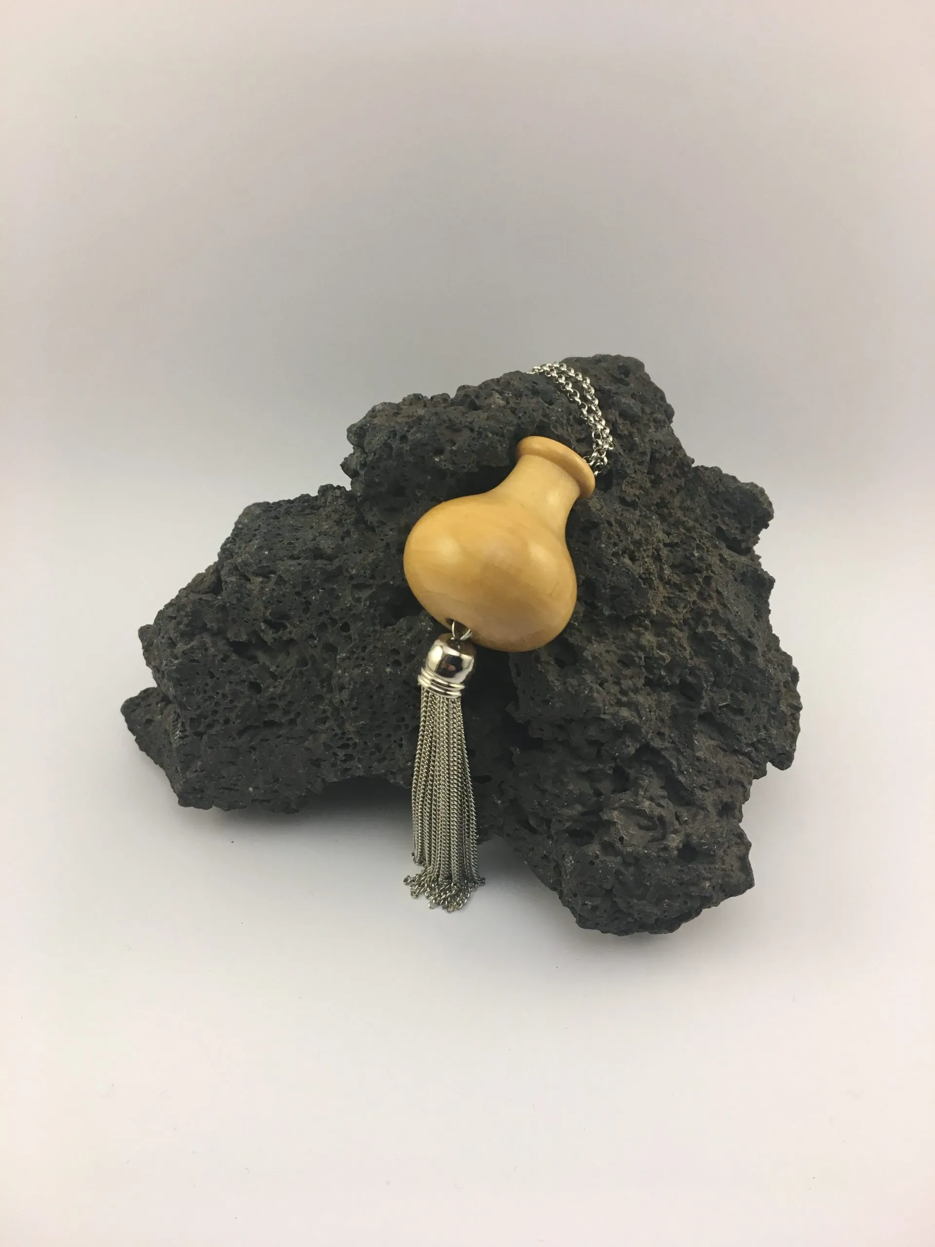 Collier « Boho Vintage et Pompon Argenté », liège — vue 2