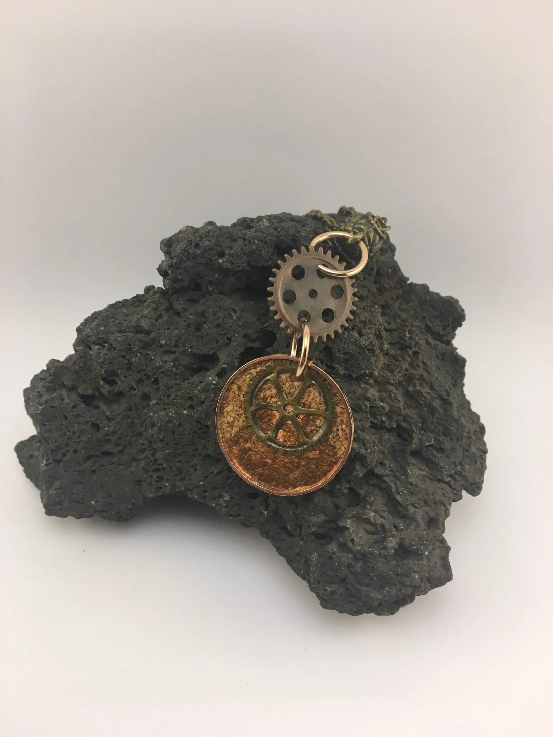 Collier laiton « Engrenage, Liège et Rose Cuivré », liège — vue 2