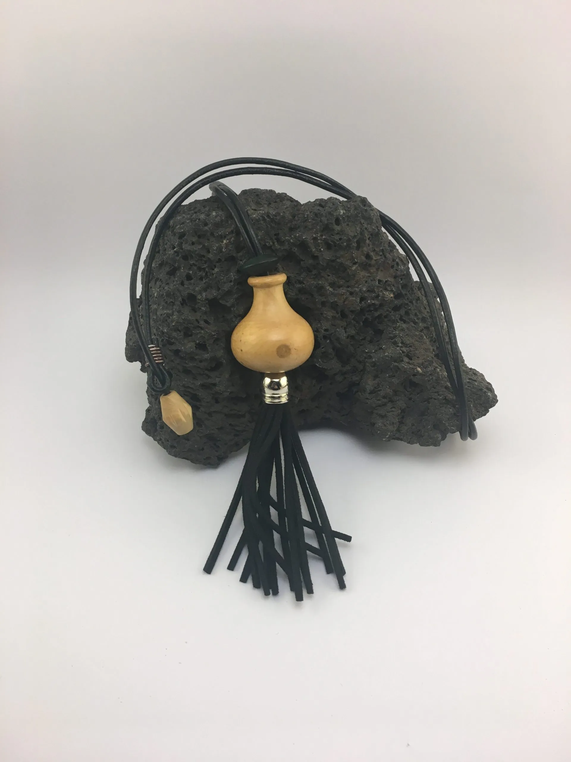 Collier « Boho Perle Vintage et Pompon Noir », liège — vue 2