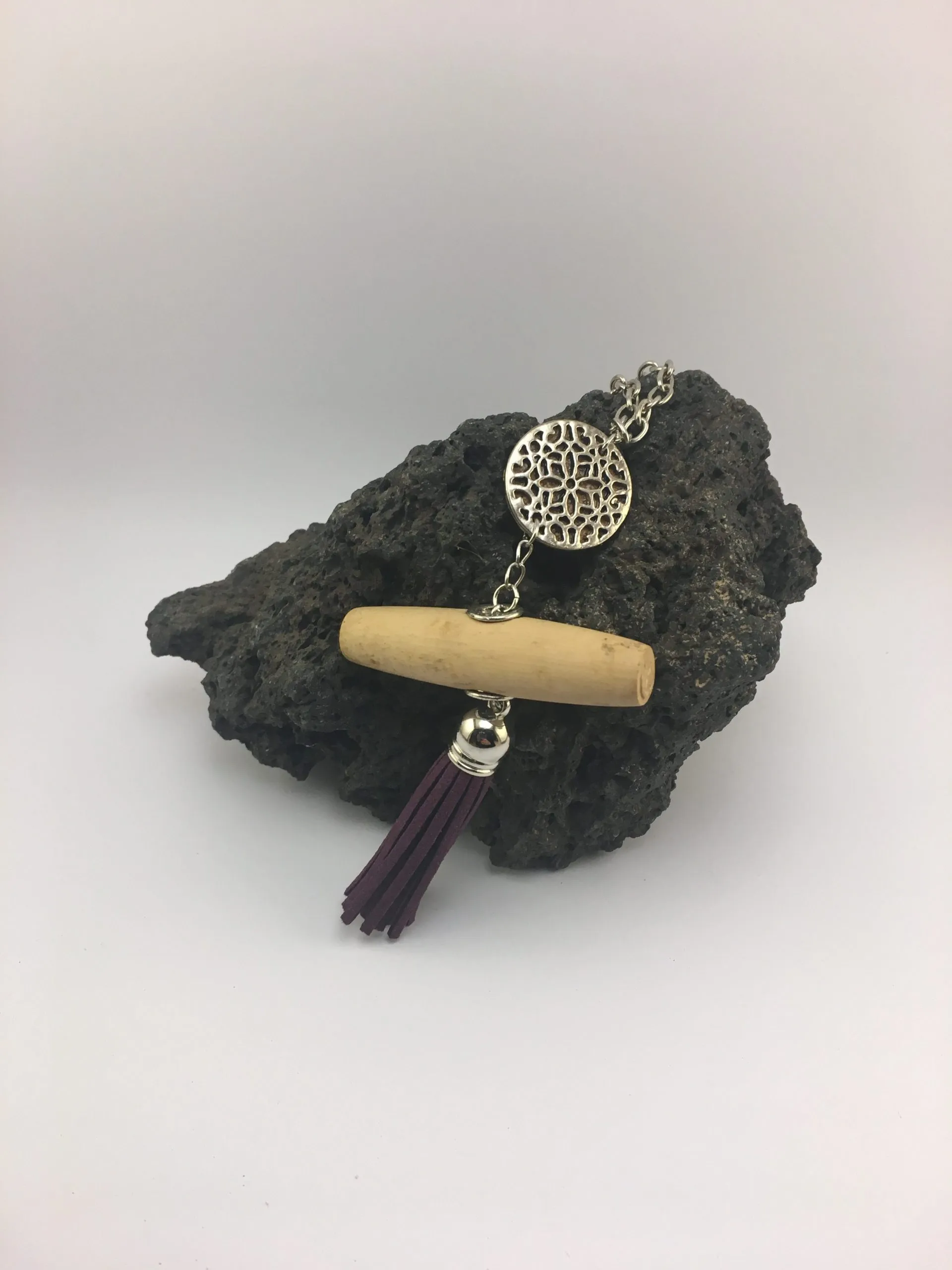 Collier « Boho Vintage, Pompon Violet et Fleur », liège