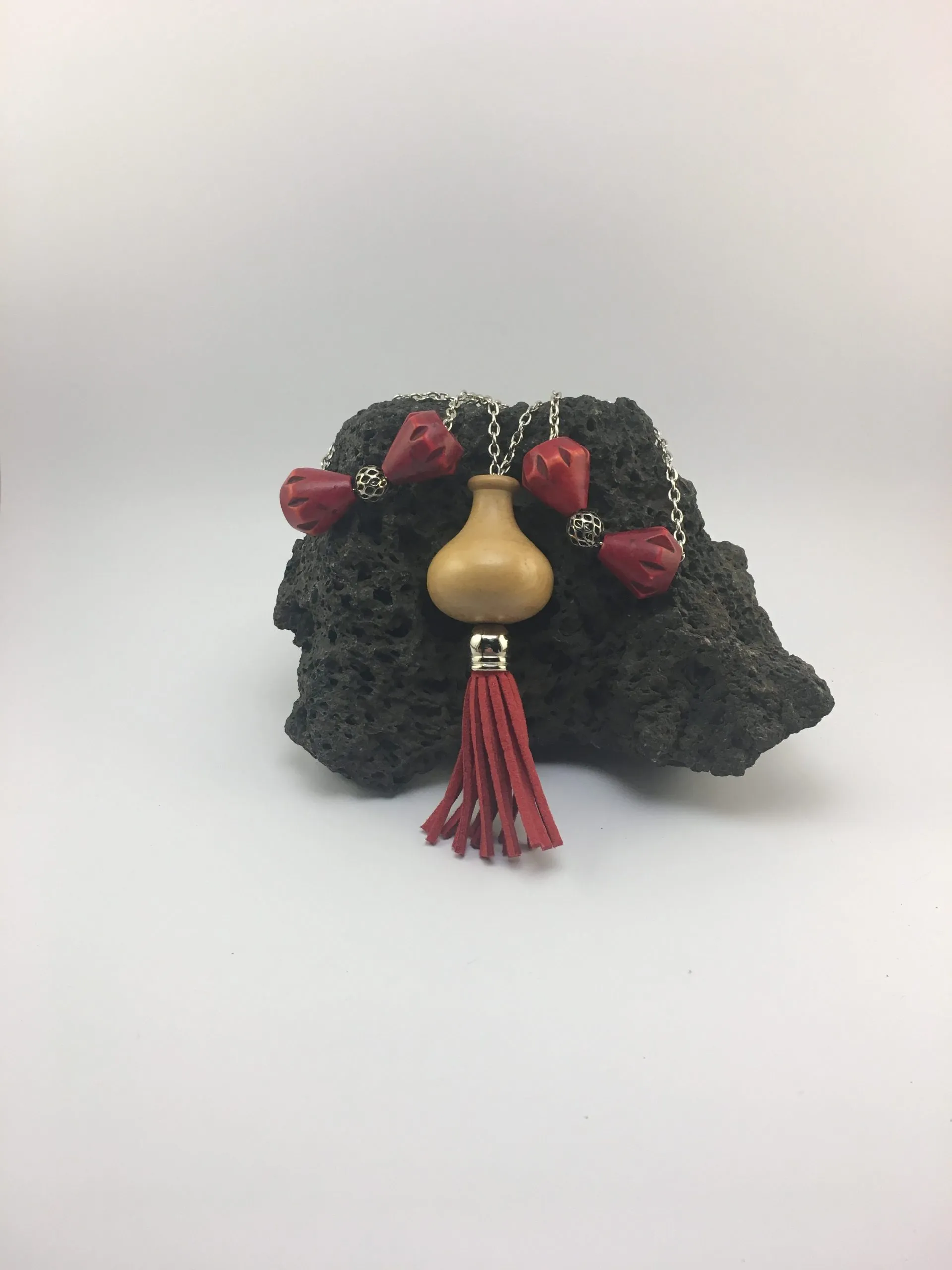 Collier « Boho Vintage et Pompon Rouge », liège — vue 2