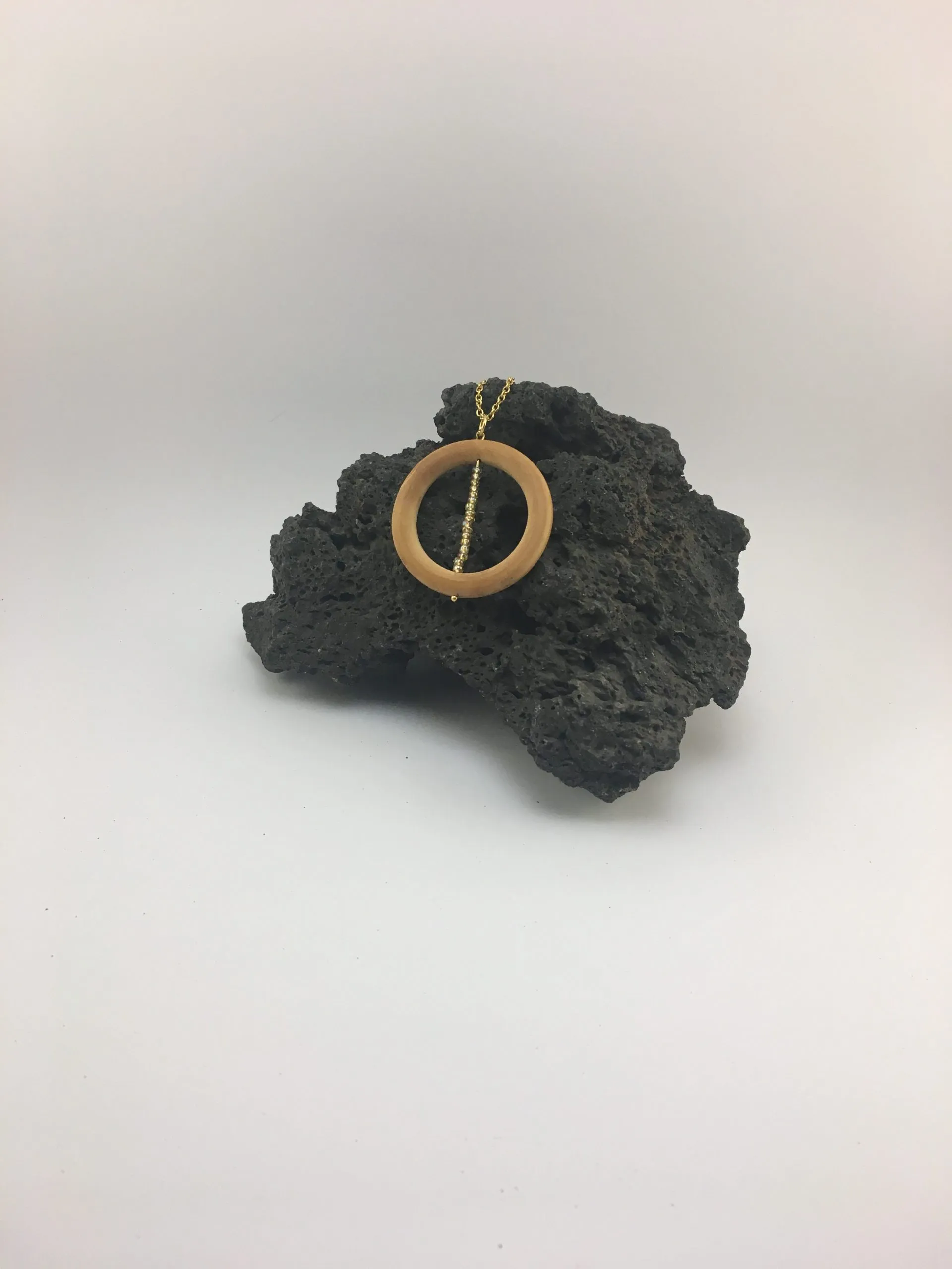 Collier « Cercle En Bois Vintage et Perles Dorées », liège — vue 2