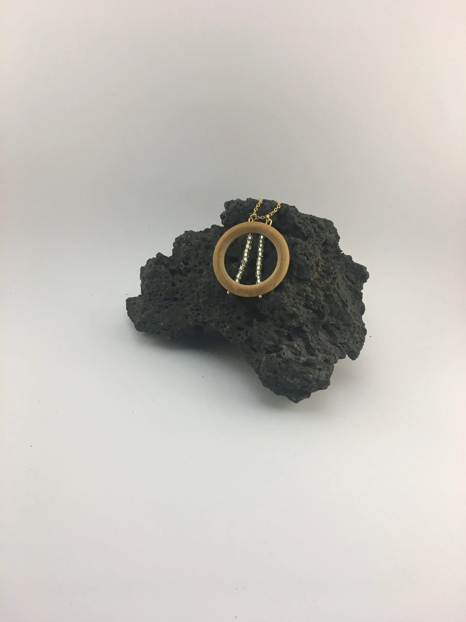 Collier « Cercle en Bois Vintage et Perles Argentées », liège — vue 2