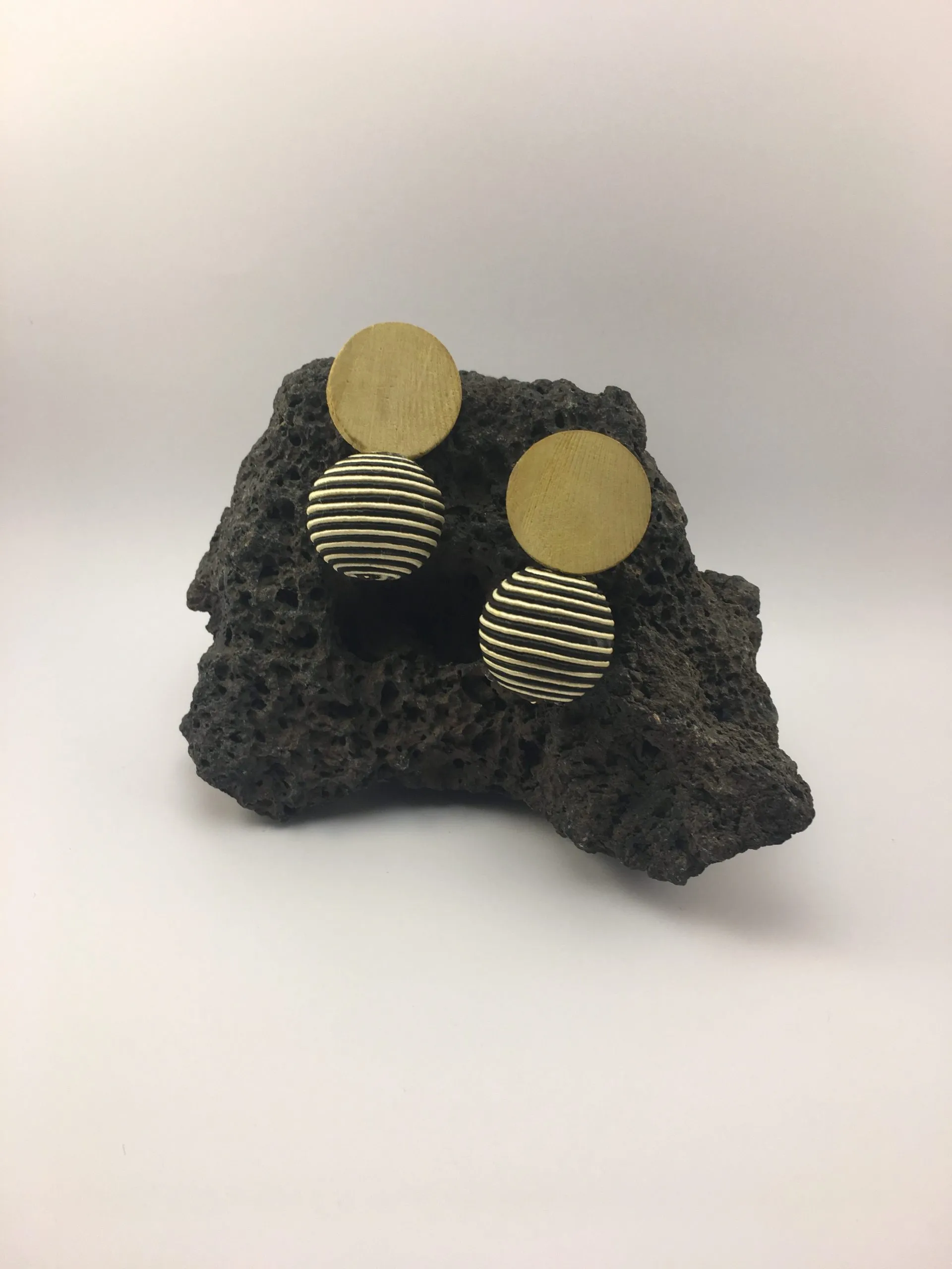 Boucles d’oreilles jetons et boules bleues et blanches, gold filled