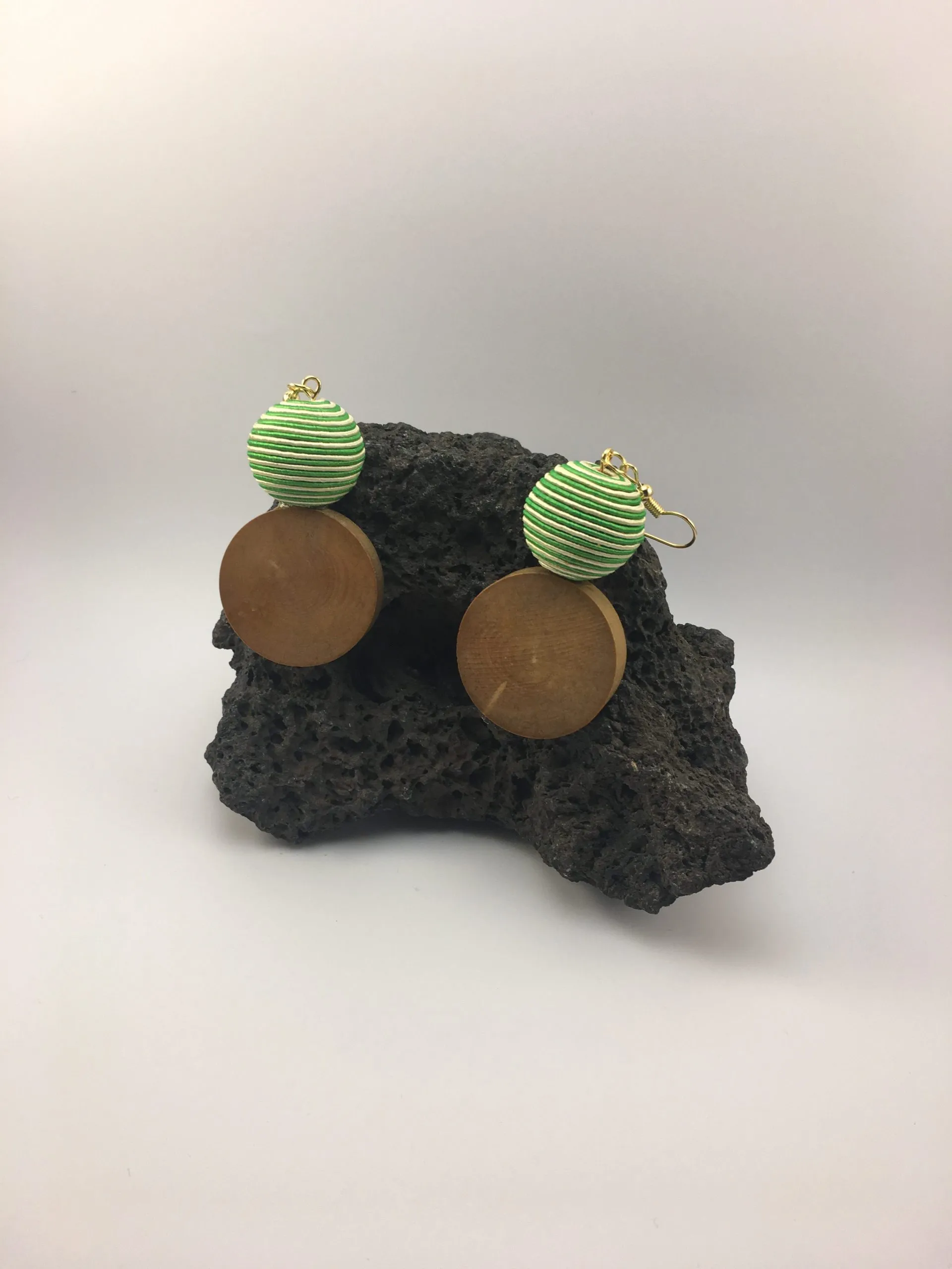 Boucles d’oreilles jetons et boules vert et blanc cassé, plaqué or