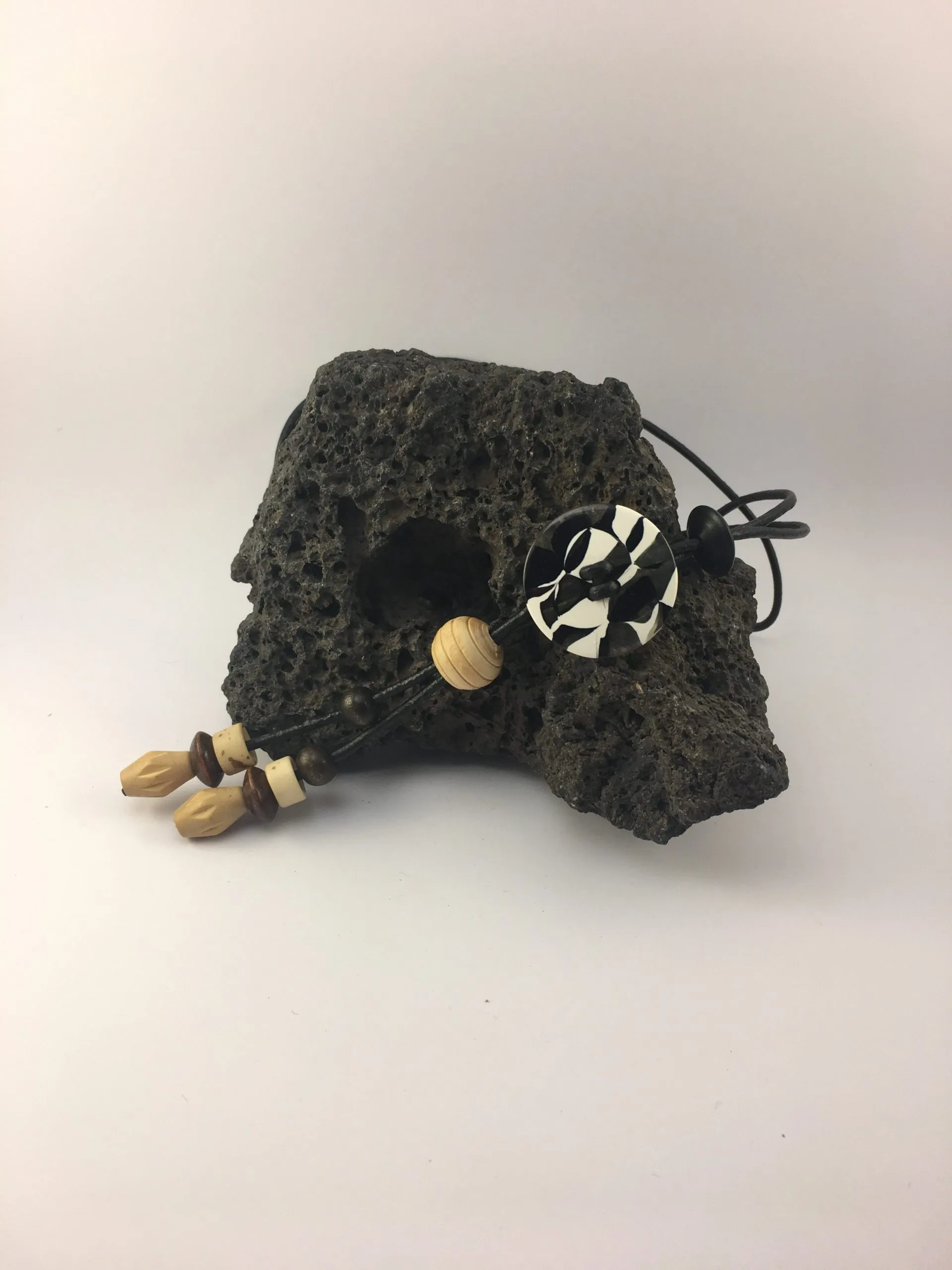 Collier cordon cuir noir, bouton et perles en bois vintage, liège