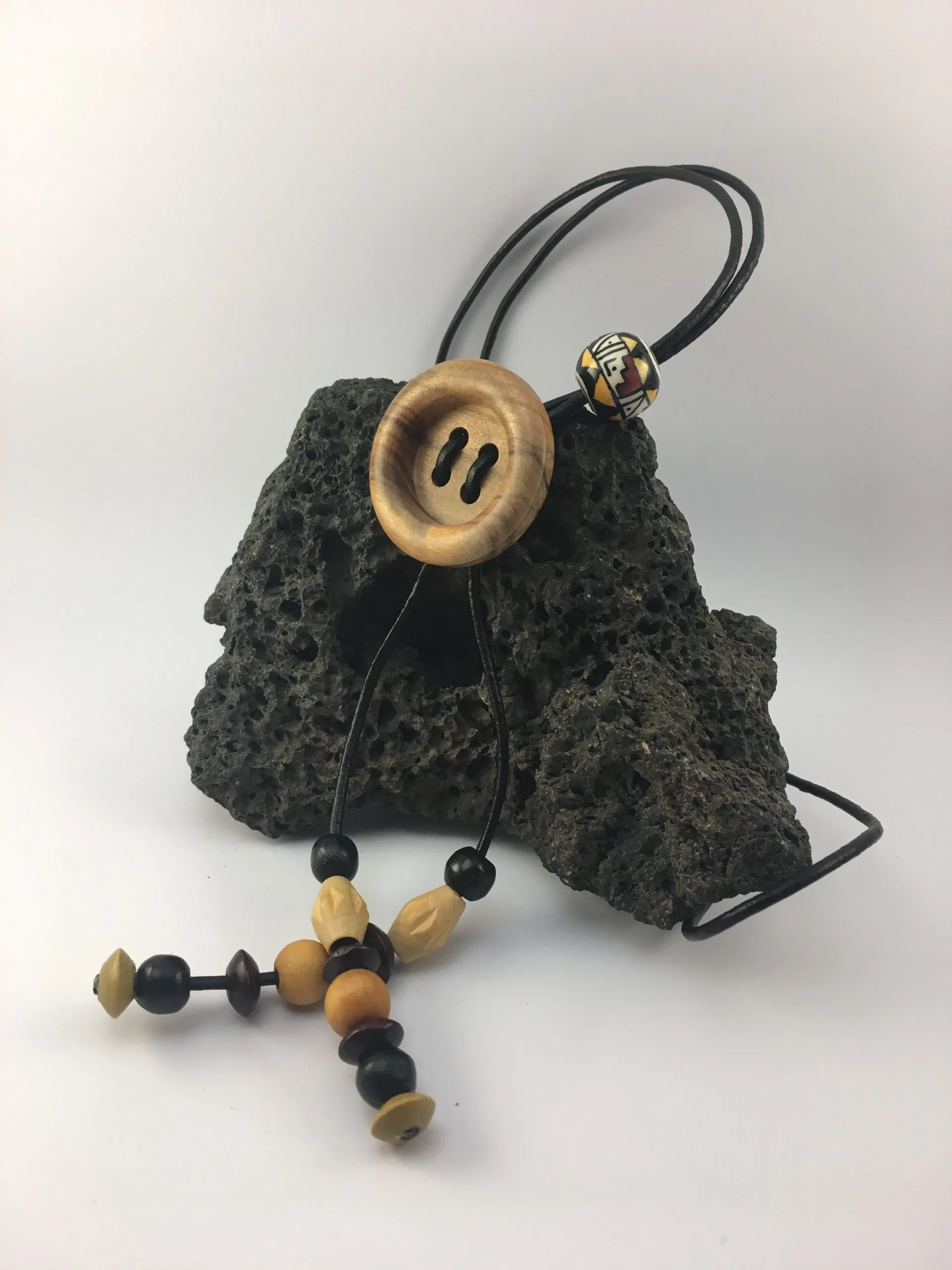Collier cordon cuir, bouton vintage et perle céramique, liège