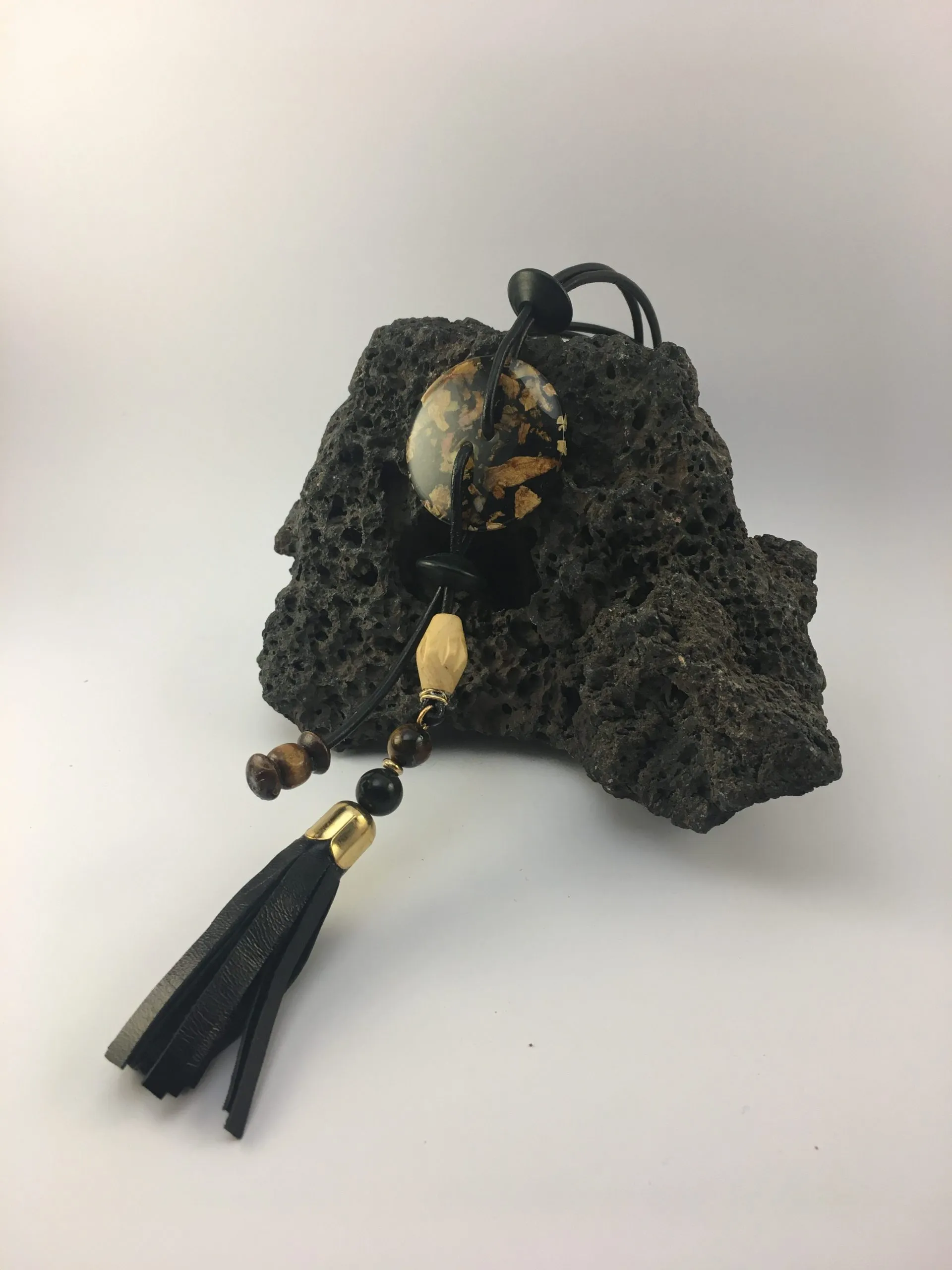 Collier perle « oeil du tigre », agate noire,bouton vintage, pompon, œil du tigre