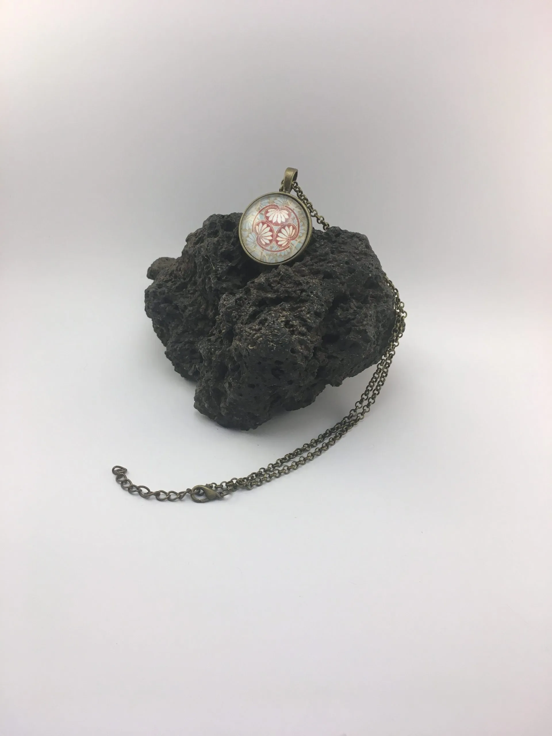 Collier « Cabochon Fleur de Lotus Blanche et Rouge », turquoise