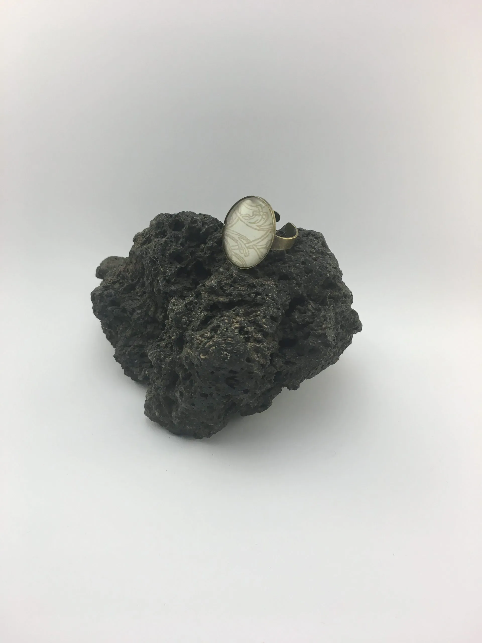 Bague « Cabochon Arabesque Ancienne Verte », liège