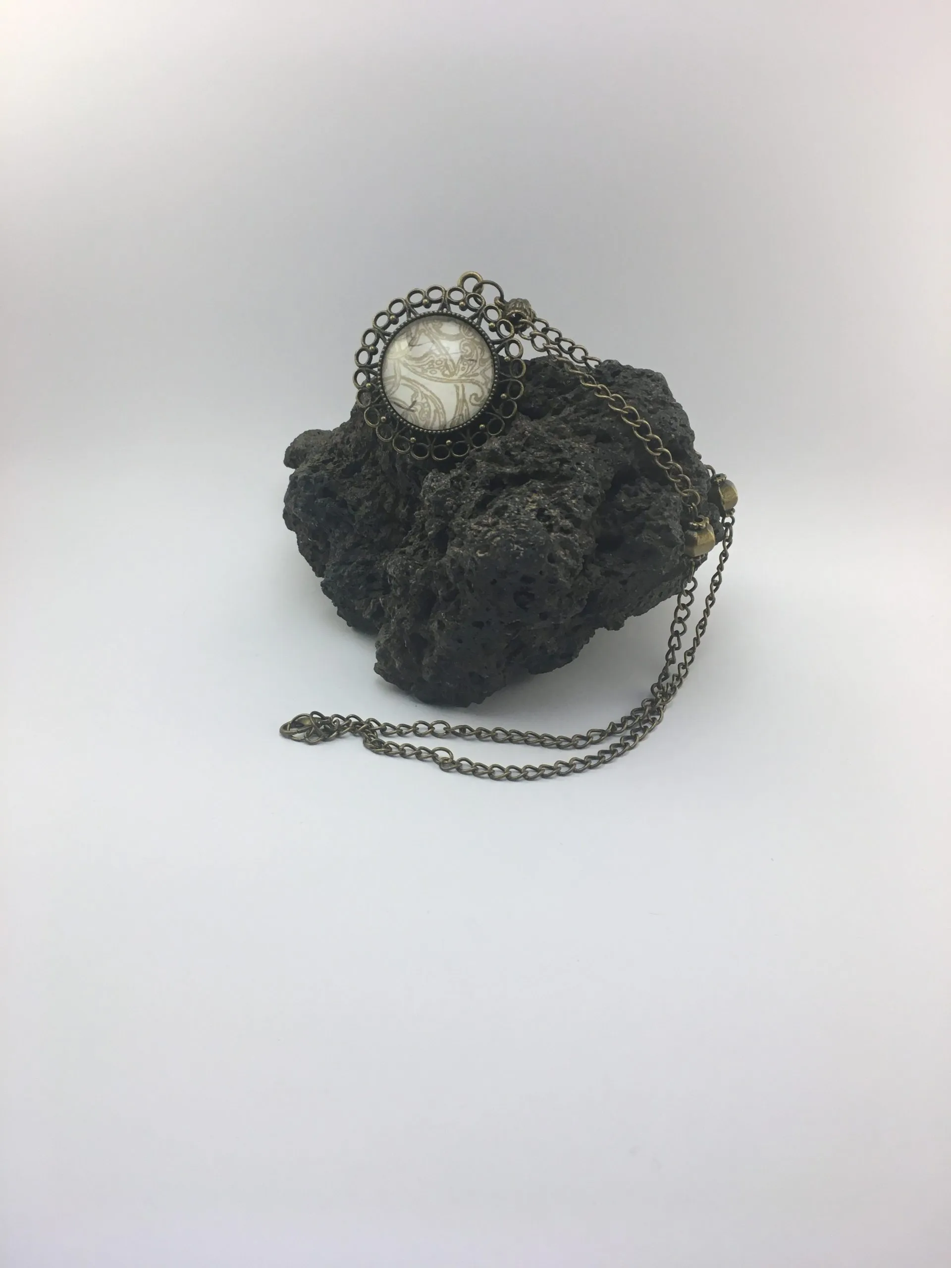 Collier laiton « Cabochon Arabesque Ancienne Verte », liège