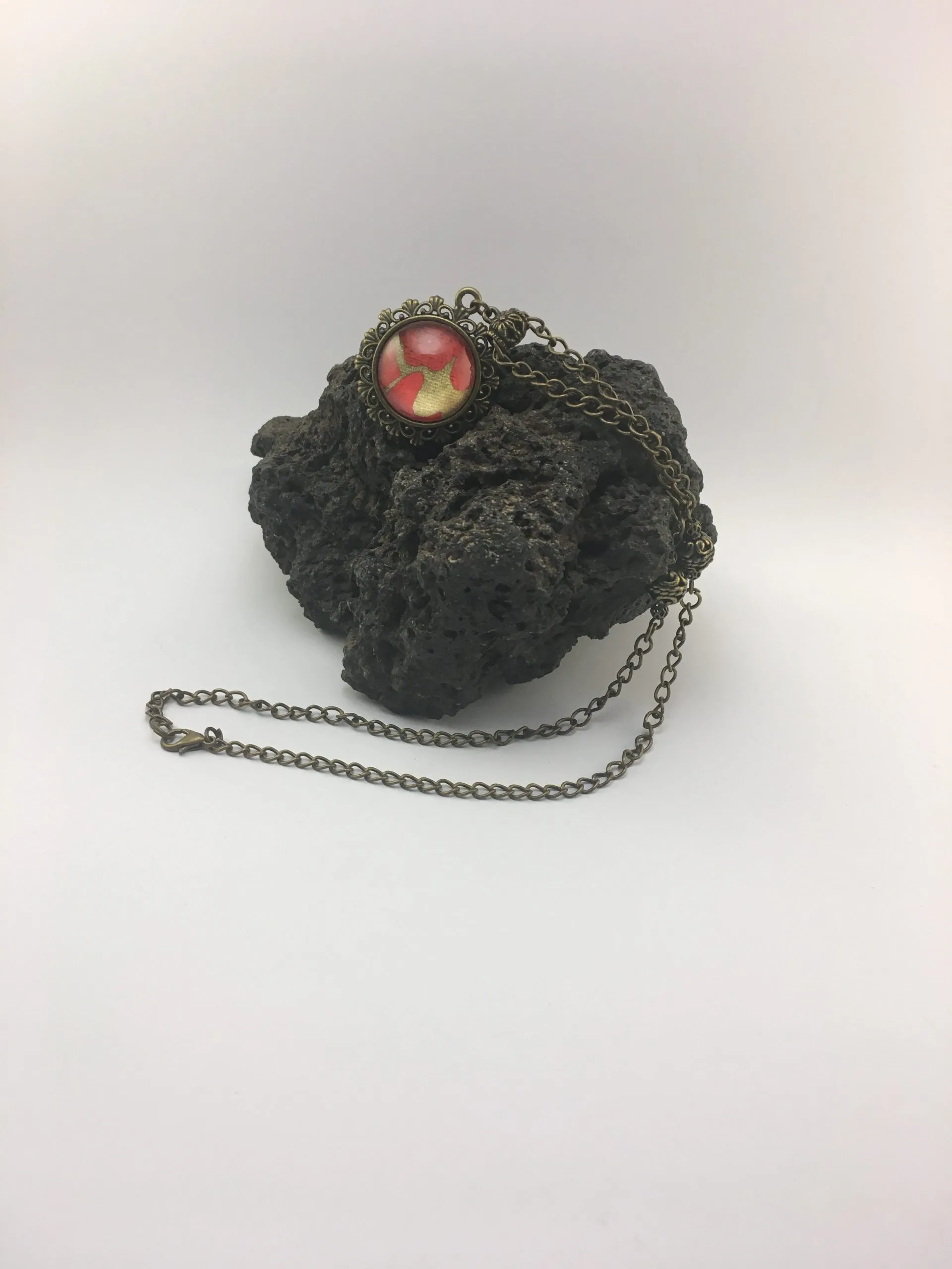 Collier laiton « Cabochon Rétro Rouge et Or », liège