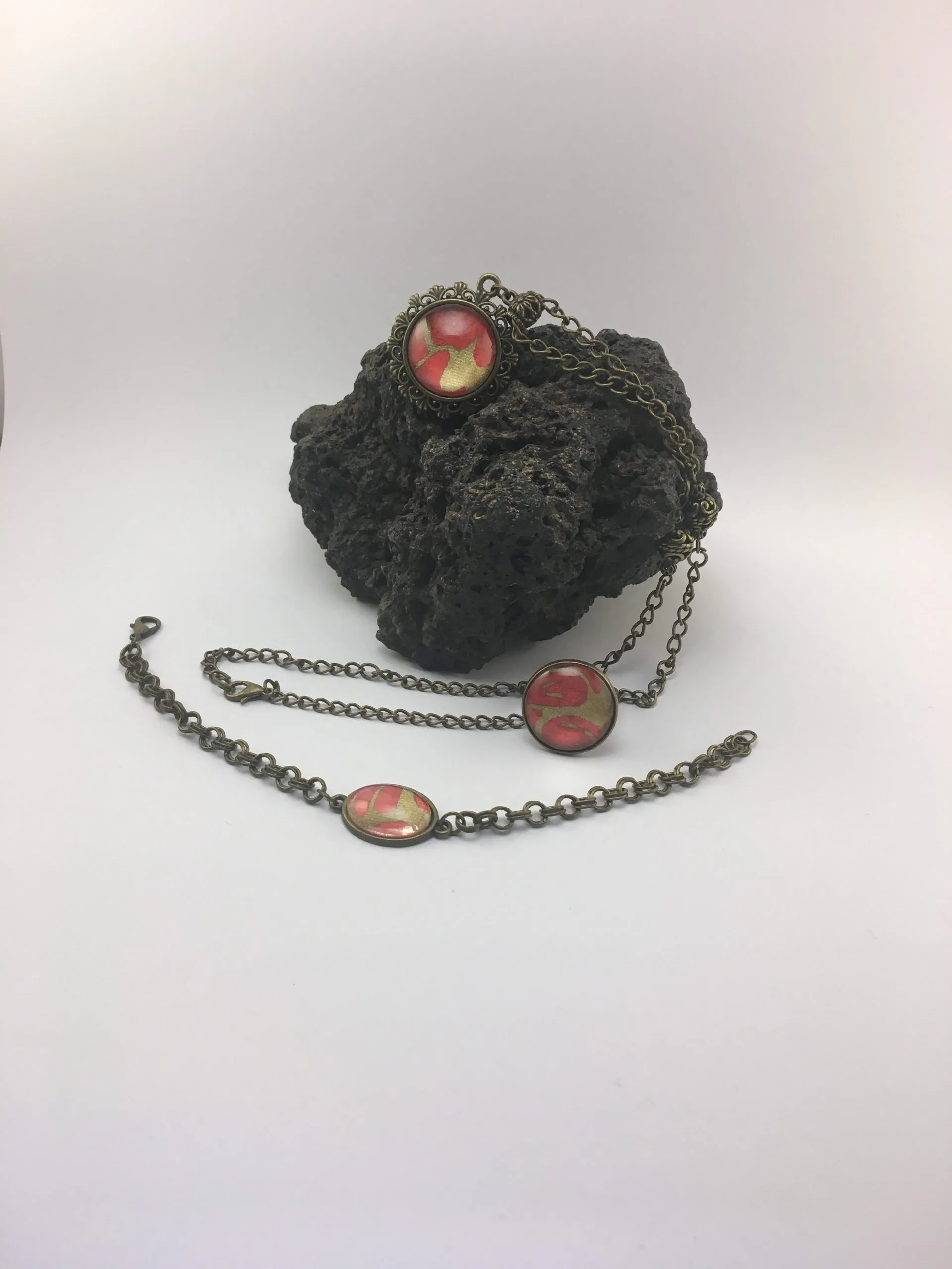Bracelet laiton « Cabochon Rétro Rouge et Or », liège — vue 2
