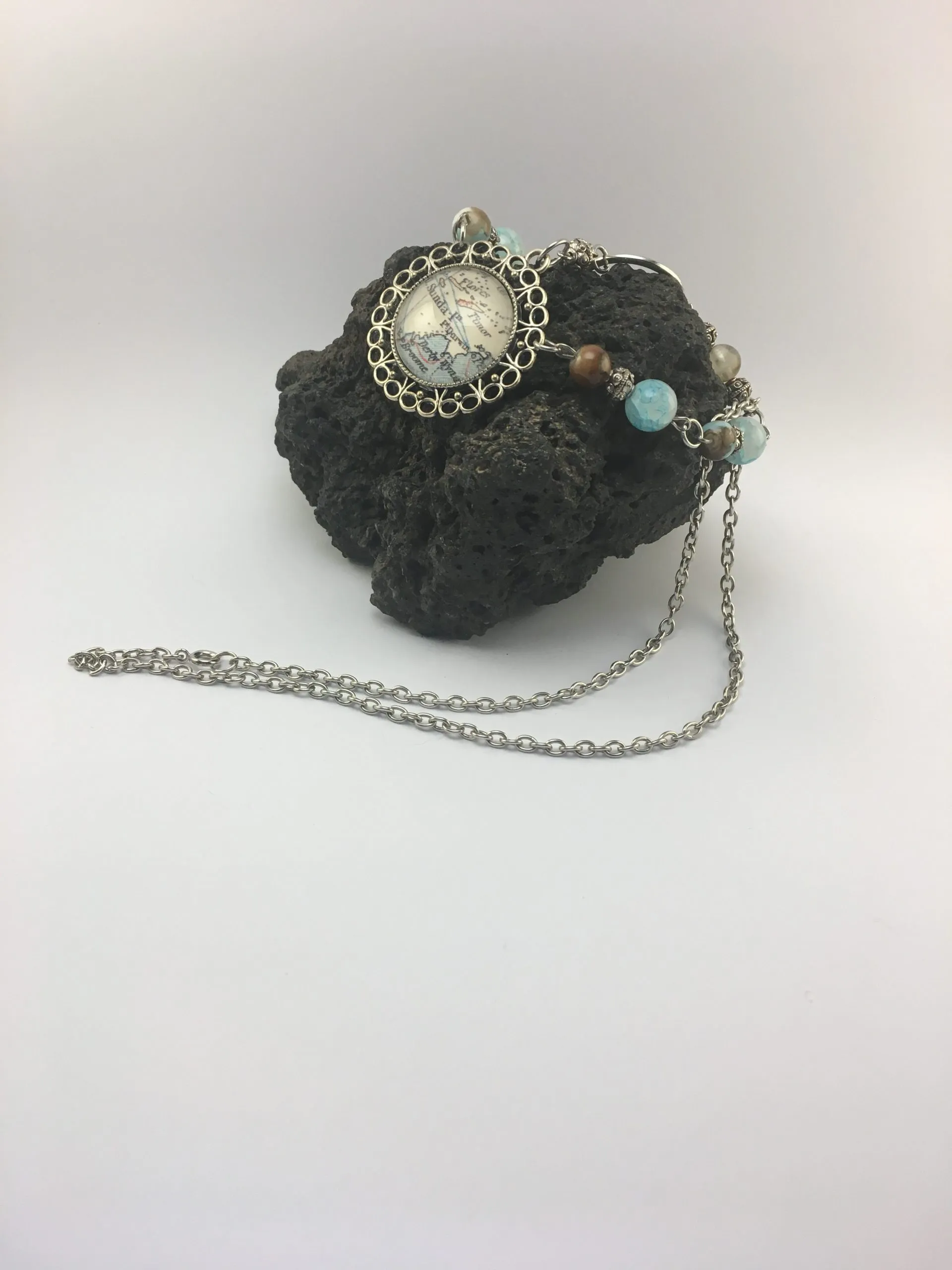 Collier  » Cabochon Carte Ancienne et Perles de Bohème », liège