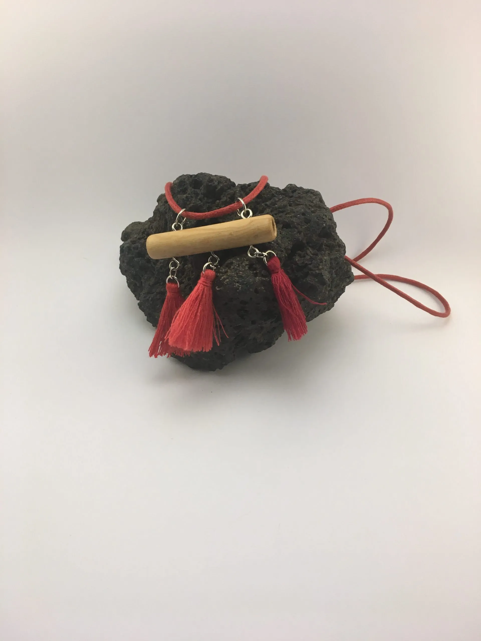 Collier « Boho, Vintage et Pompon Rouge », liège — vue 2