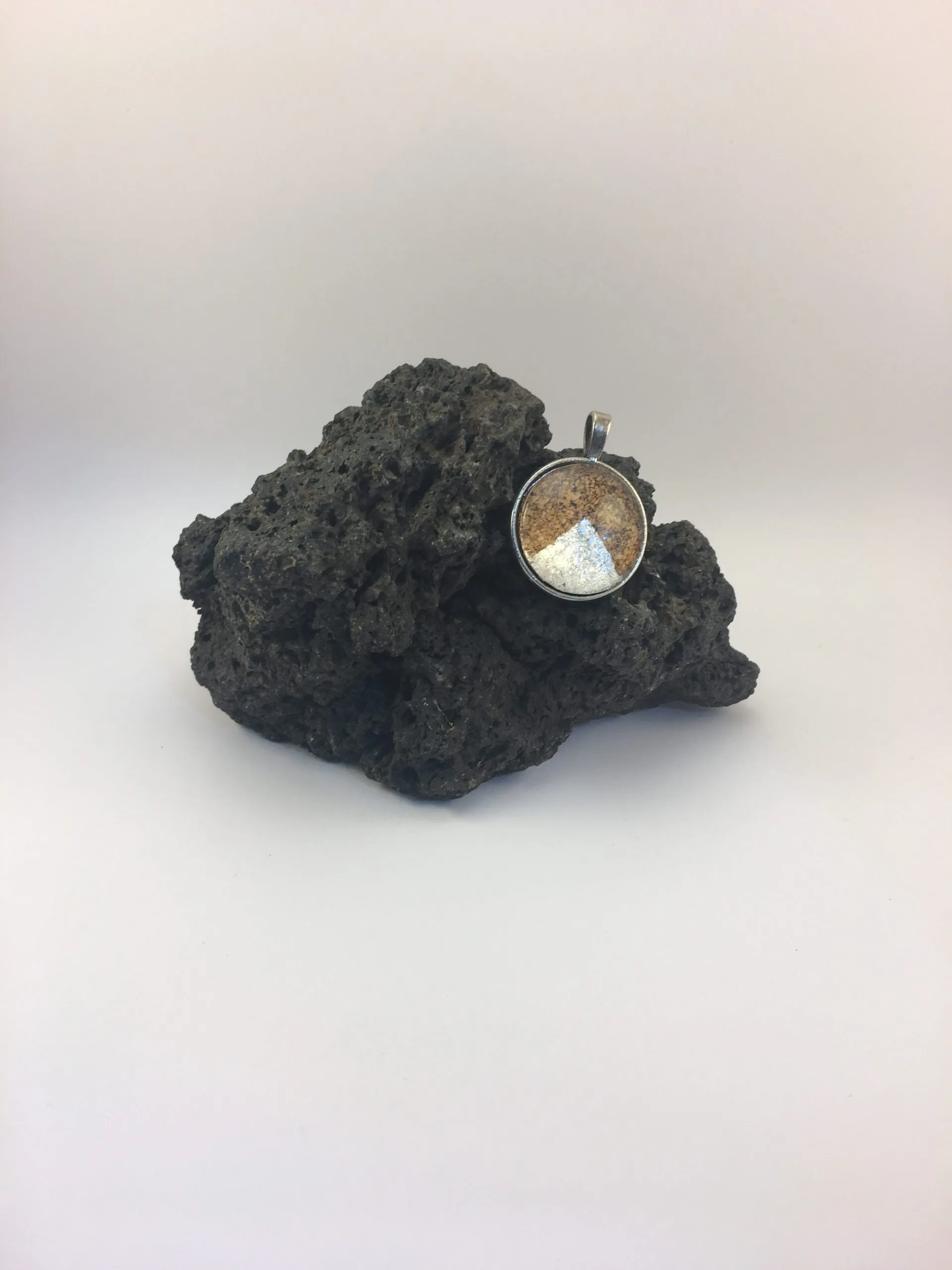 Collier « Cabochon liège et Feuille D’argent », liège — vue 3
