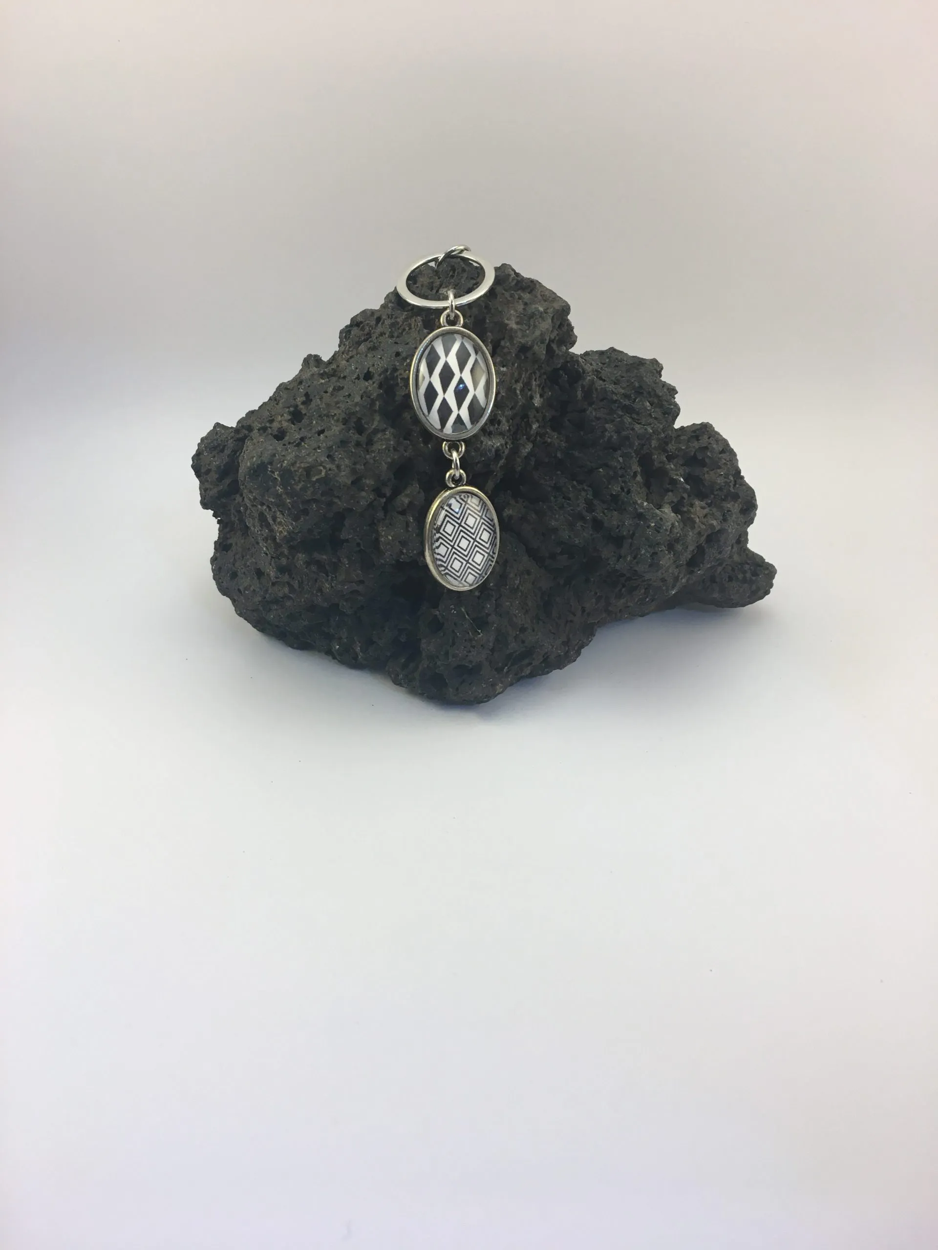 Collier « Cabochon Anneau Argenté Oval Noir et Blanc, liège — vue 2