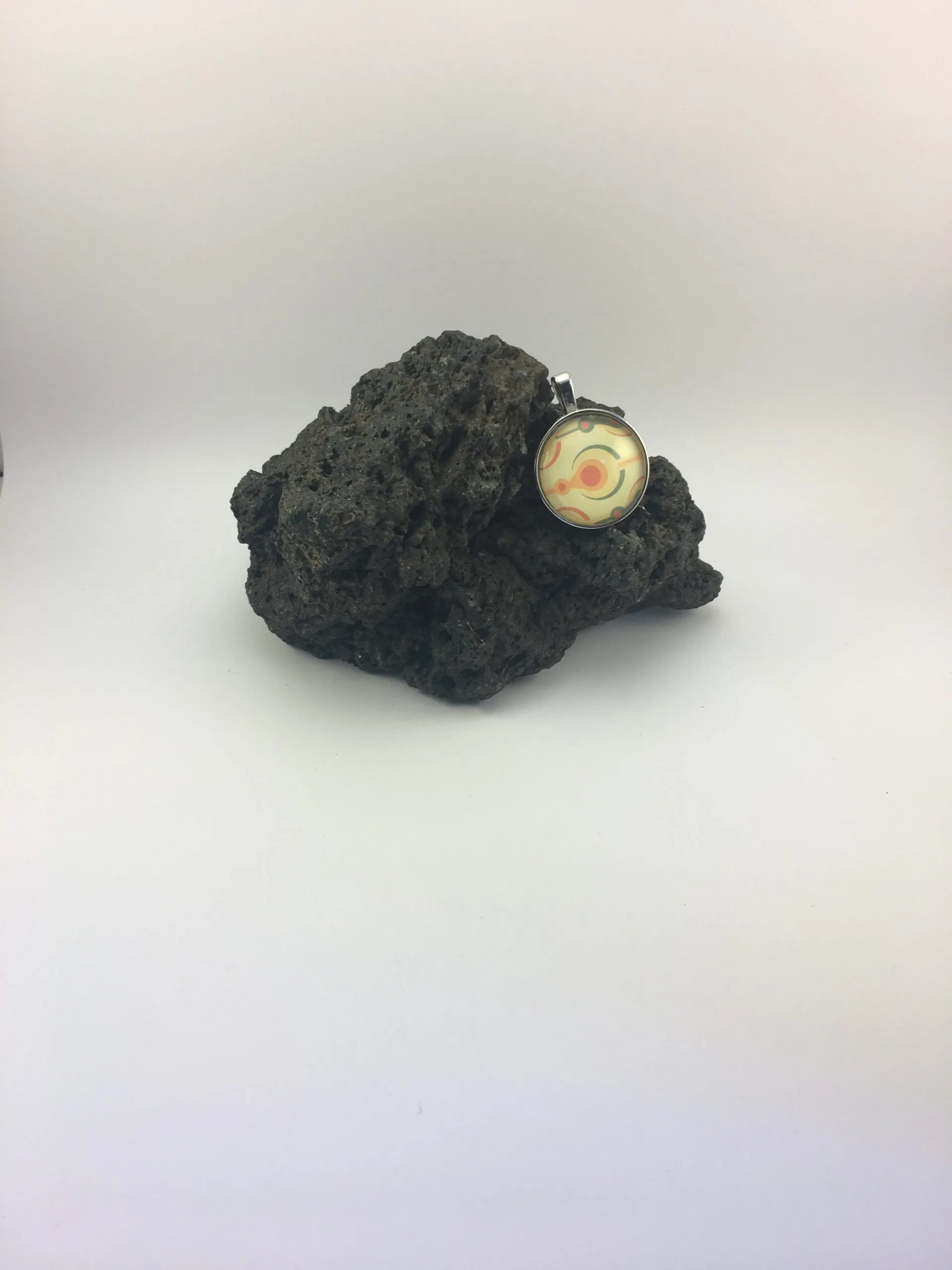 Collier « Cabochon Esprit Années 1970 ton orangé », liège — vue 2