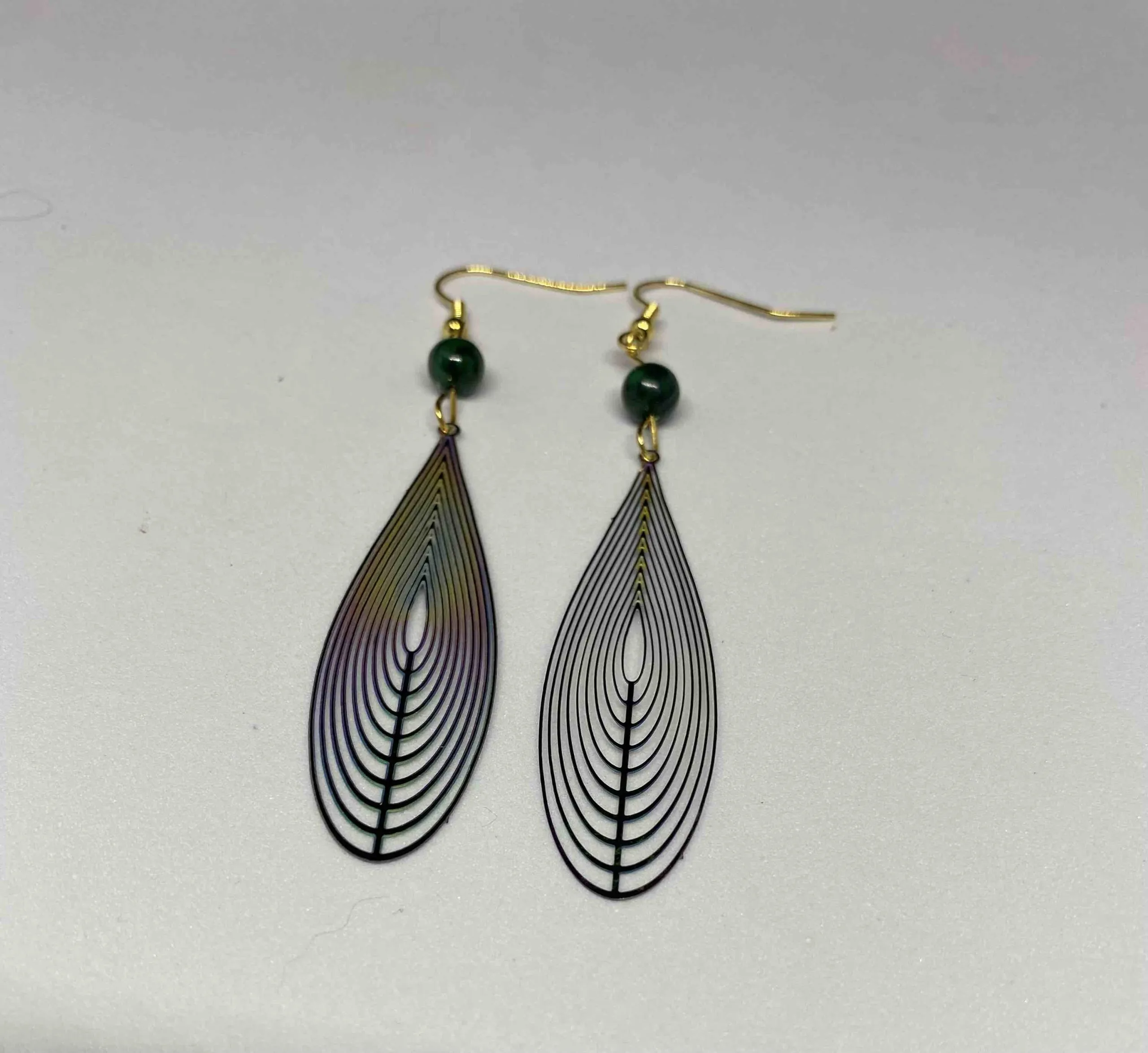 Boucles d’oreilles feuille avec une pierre naturelle de malachite, malachite