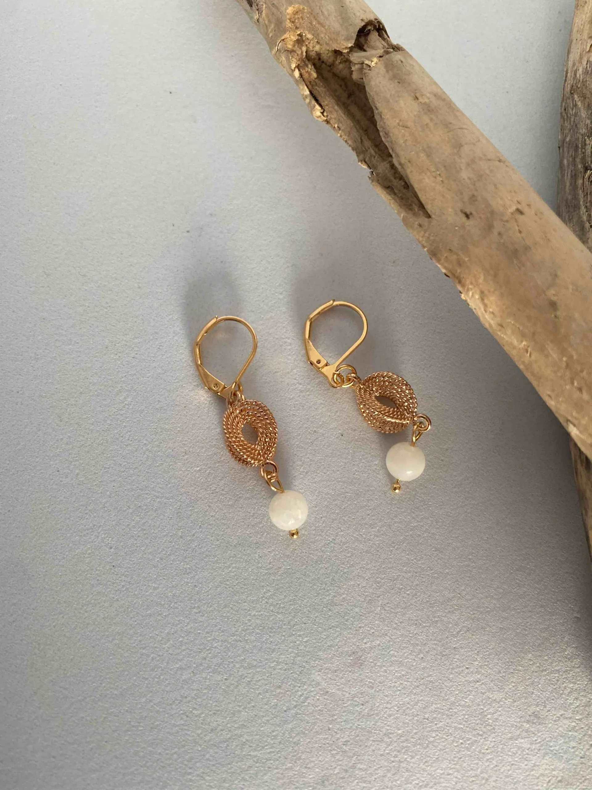 Boucles d’oreilles en gold filled composées d’une perle et d’une pierre de lune, pierre de lune