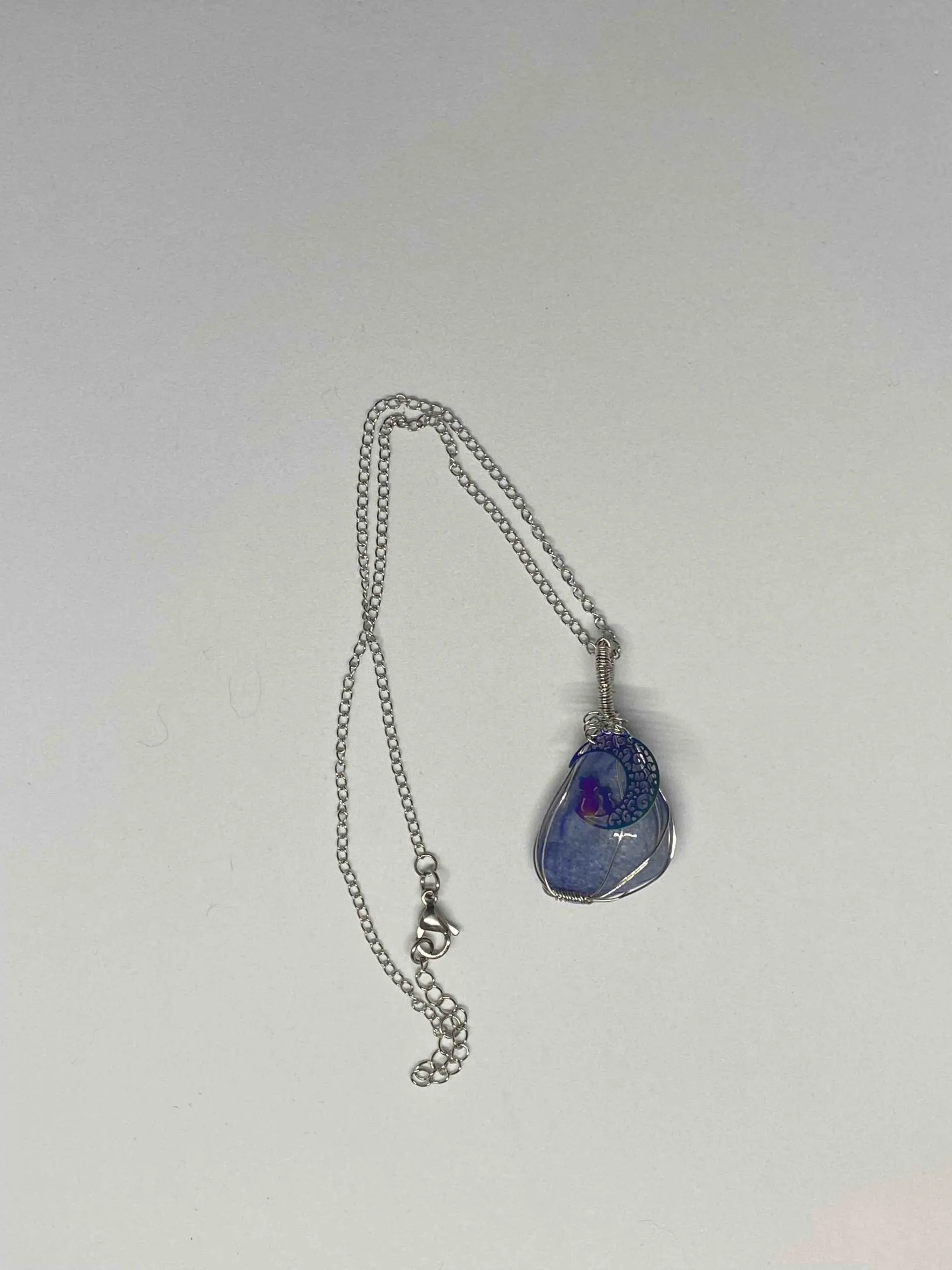 Collier composé d’une pierre naturelle de calcédoine bleue et d’une breloque chat, calcédoine