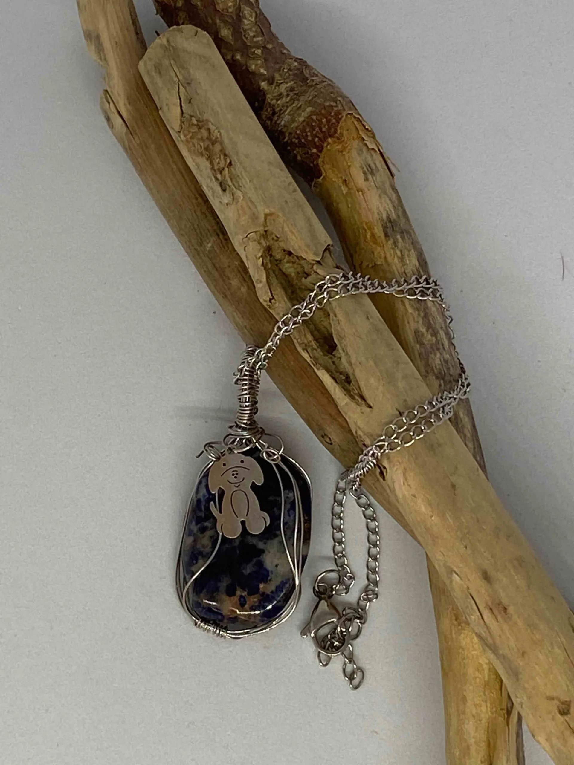 Collier en acier inoxydable breloque chien et pierre naturelle lapis lazuli, lapis-lazuli