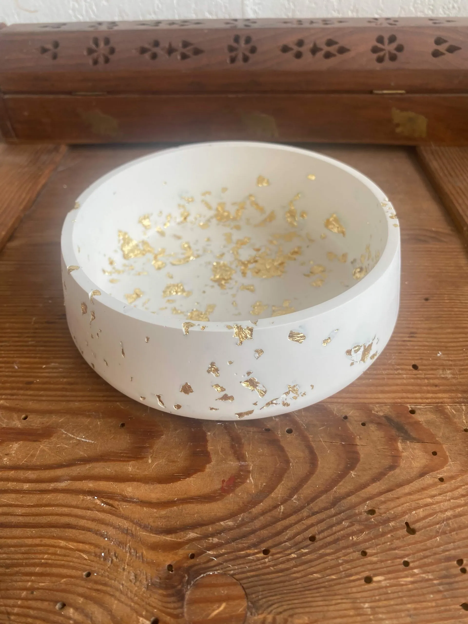 Soucoupe décorée avec des feuilles d’or, fait main